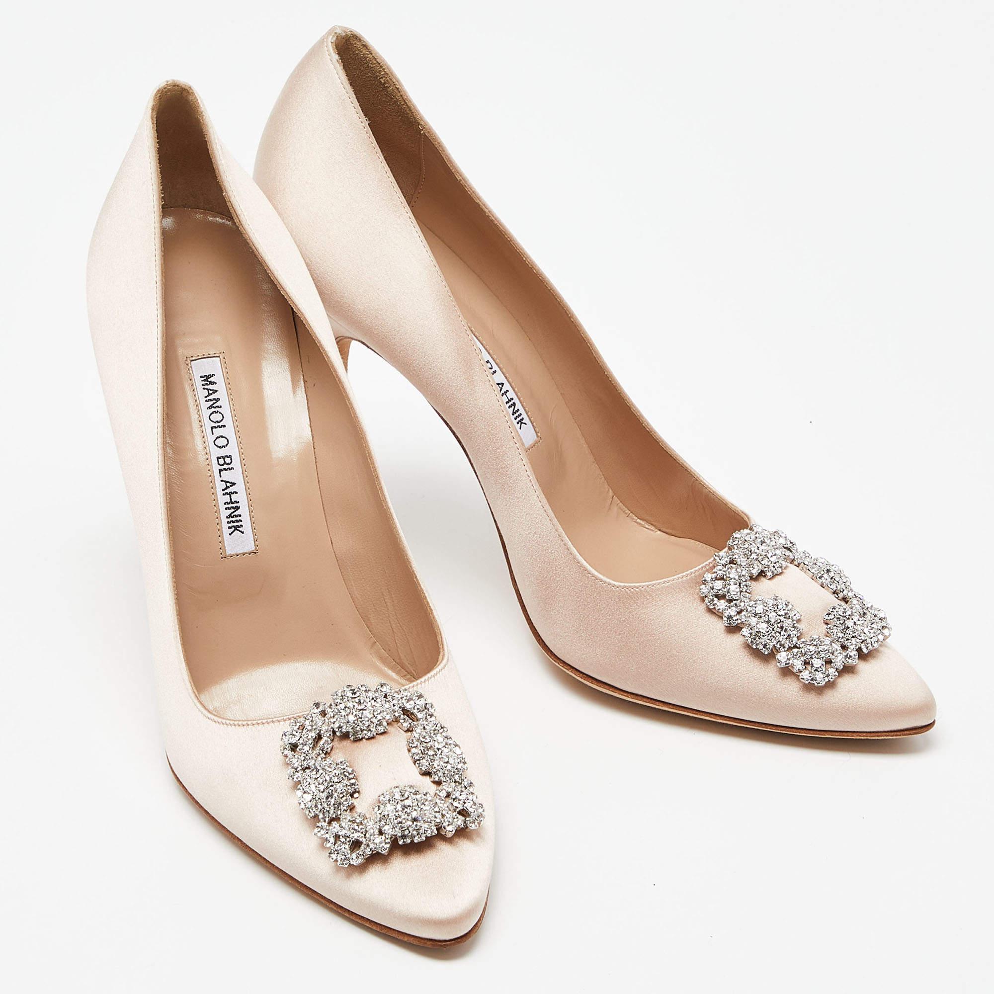 Manolo Blahnik Light Pink Satin Hangisi Crystal Embellished Pointed Toe Pumps Si In Excellent Condition In Dubai, Al Qouz 2