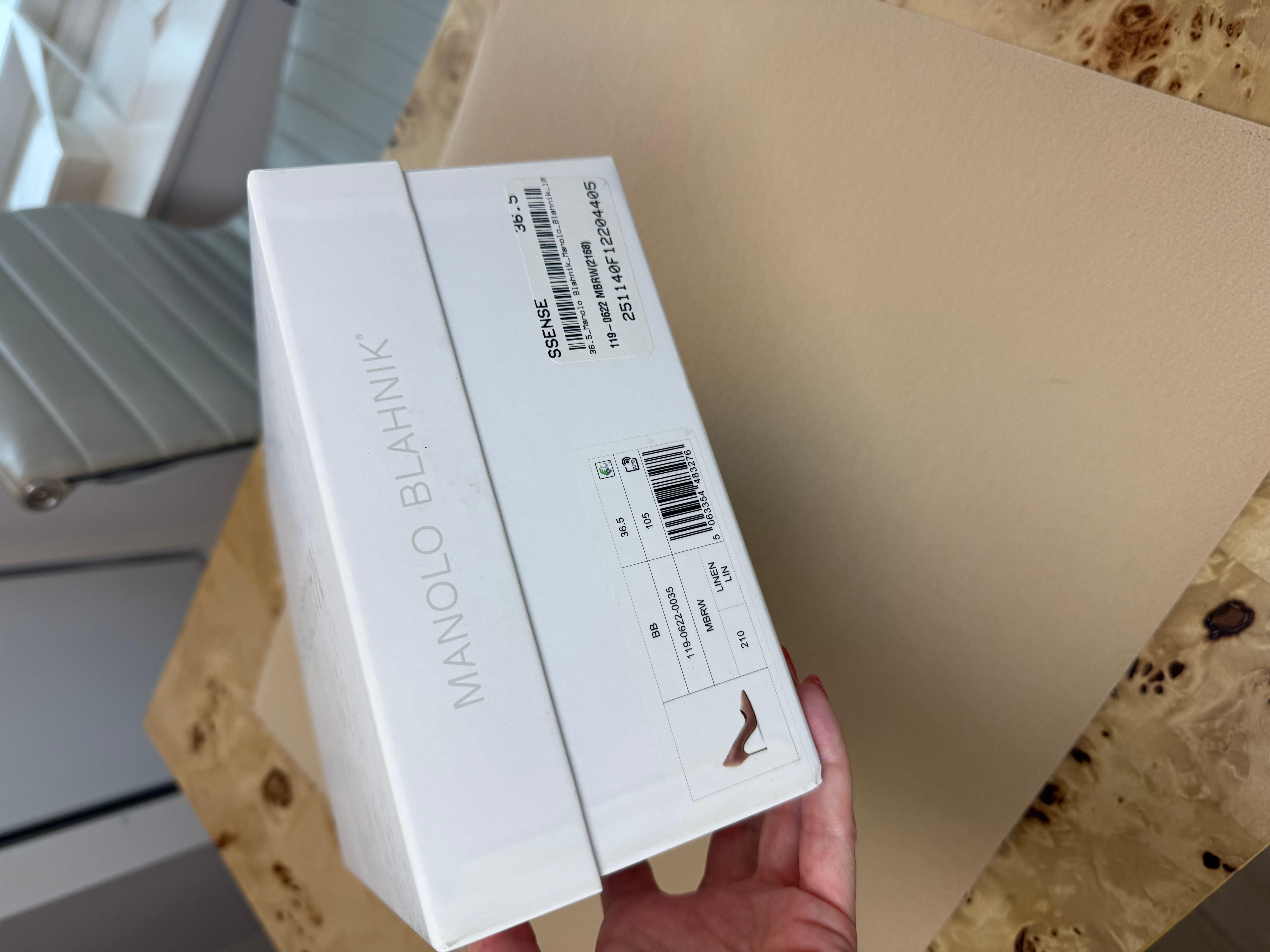 Never Worn
Natural variations in the linen material
Warm toned brown tan terracotta color
105mm heel
Pointed toe
Size 36.5 or USA 6.5
Fits true to size
New In Box

Final Sale 