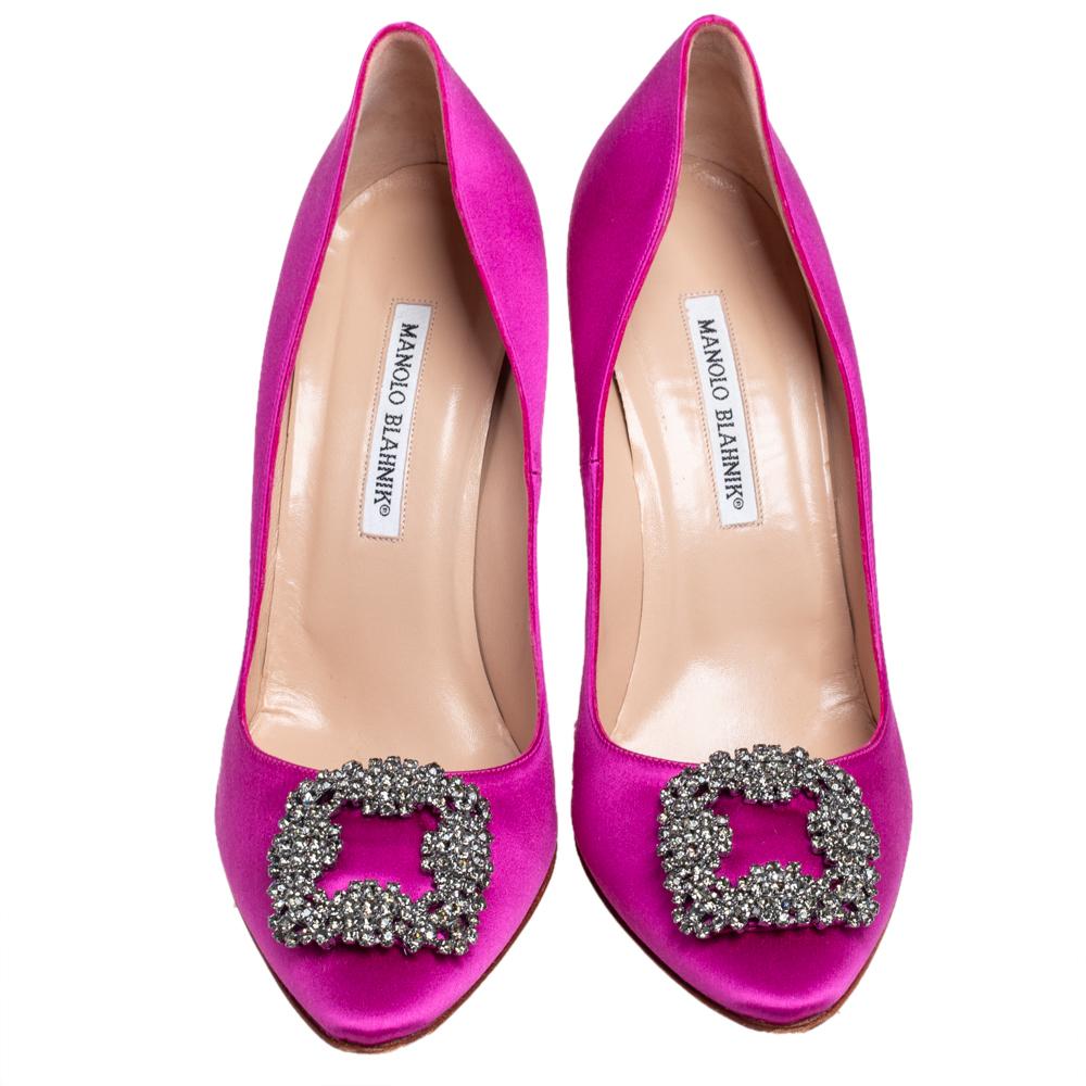 Manolo Blahnik Magenta Satin Hangisi Pumps Größe 40 im Zustand „Gut“ in Dubai, Al Qouz 2