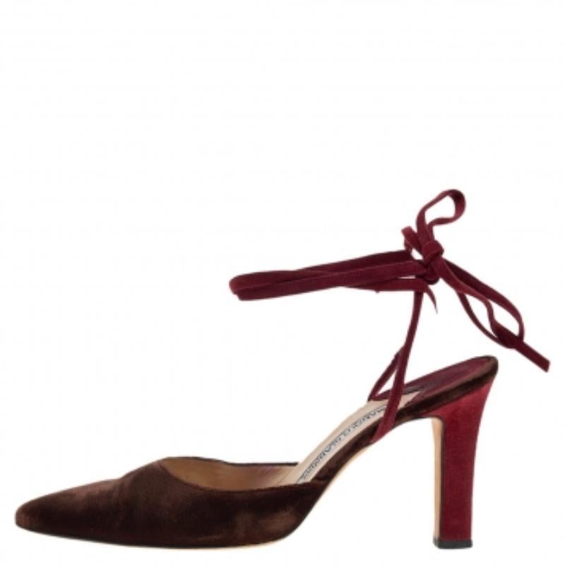 Questi sandali di Manolo Blahnik hanno l'esterno in velluto a doppia tonalità. Sono caratterizzate da punta, chiusura a strappo alla caviglia e tacco di 9 cm.