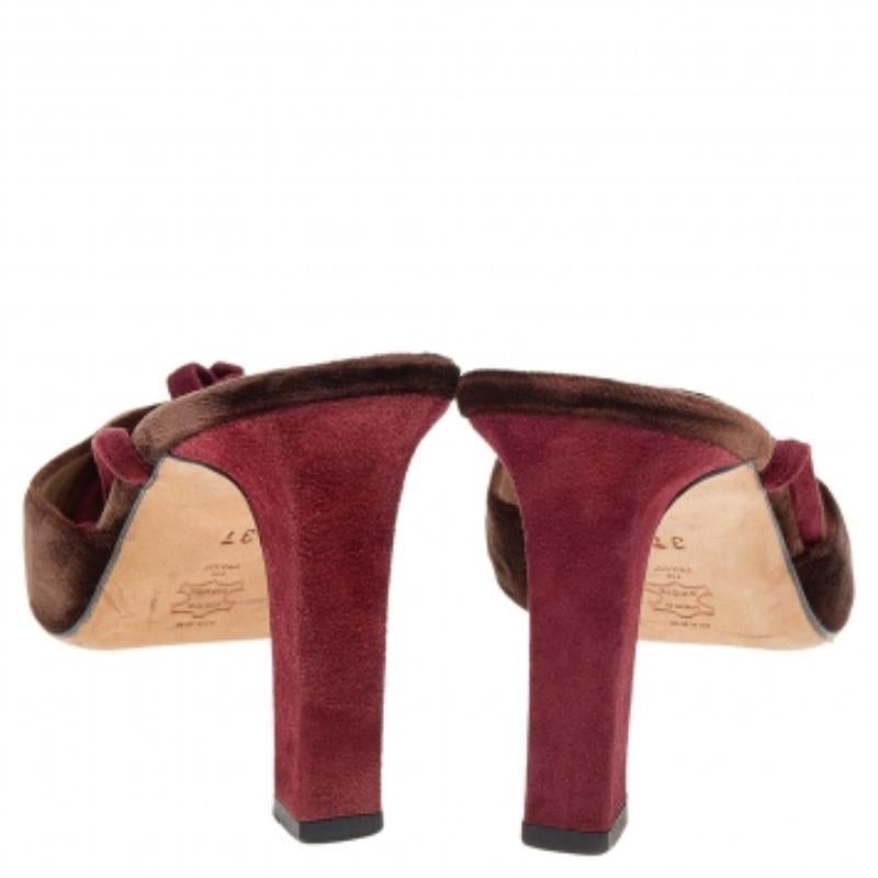 Manolo Blahnik Sandali alla caviglia in velluto marrone/rosso misura 37 in vendita 1
