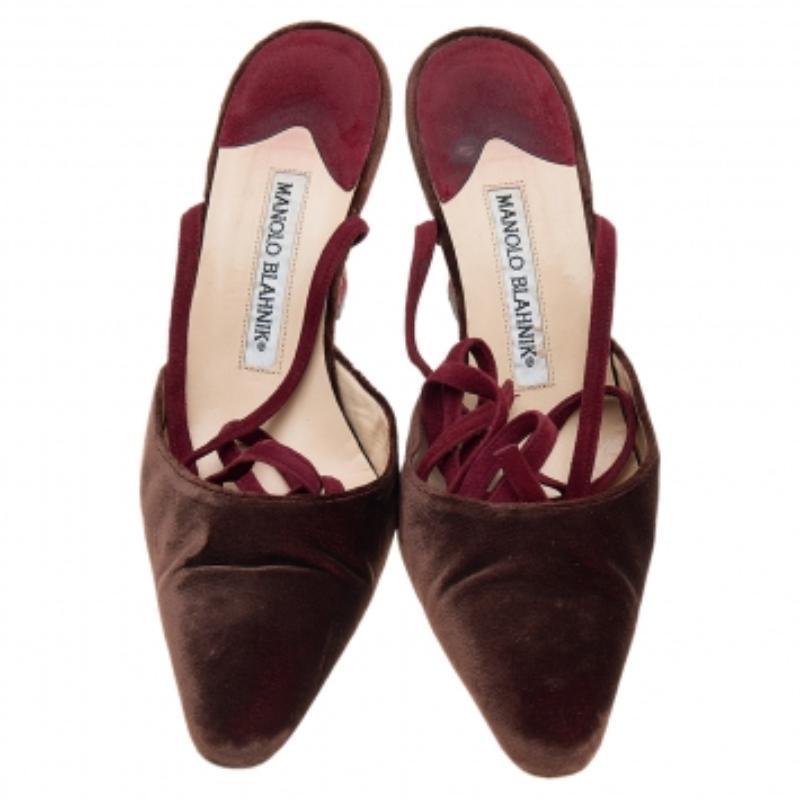 Manolo Blahnik Sandali alla caviglia in velluto marrone/rosso misura 37 in vendita 2
