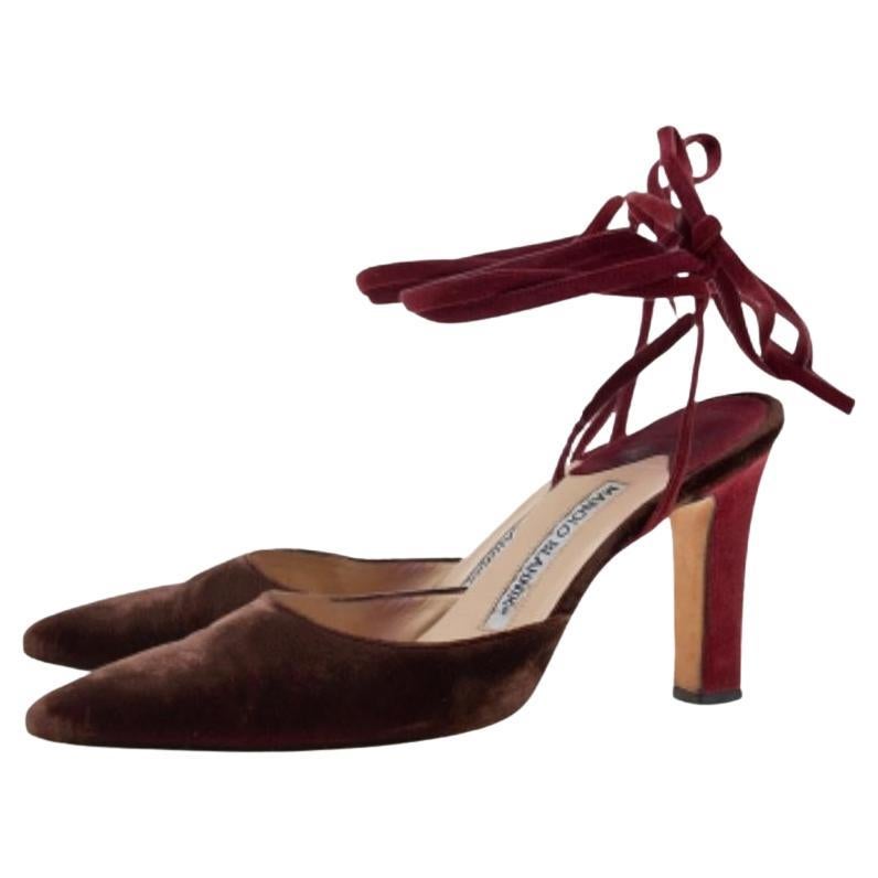Manolo Blahnik Sandali alla caviglia in velluto marrone/rosso misura 37 in vendita