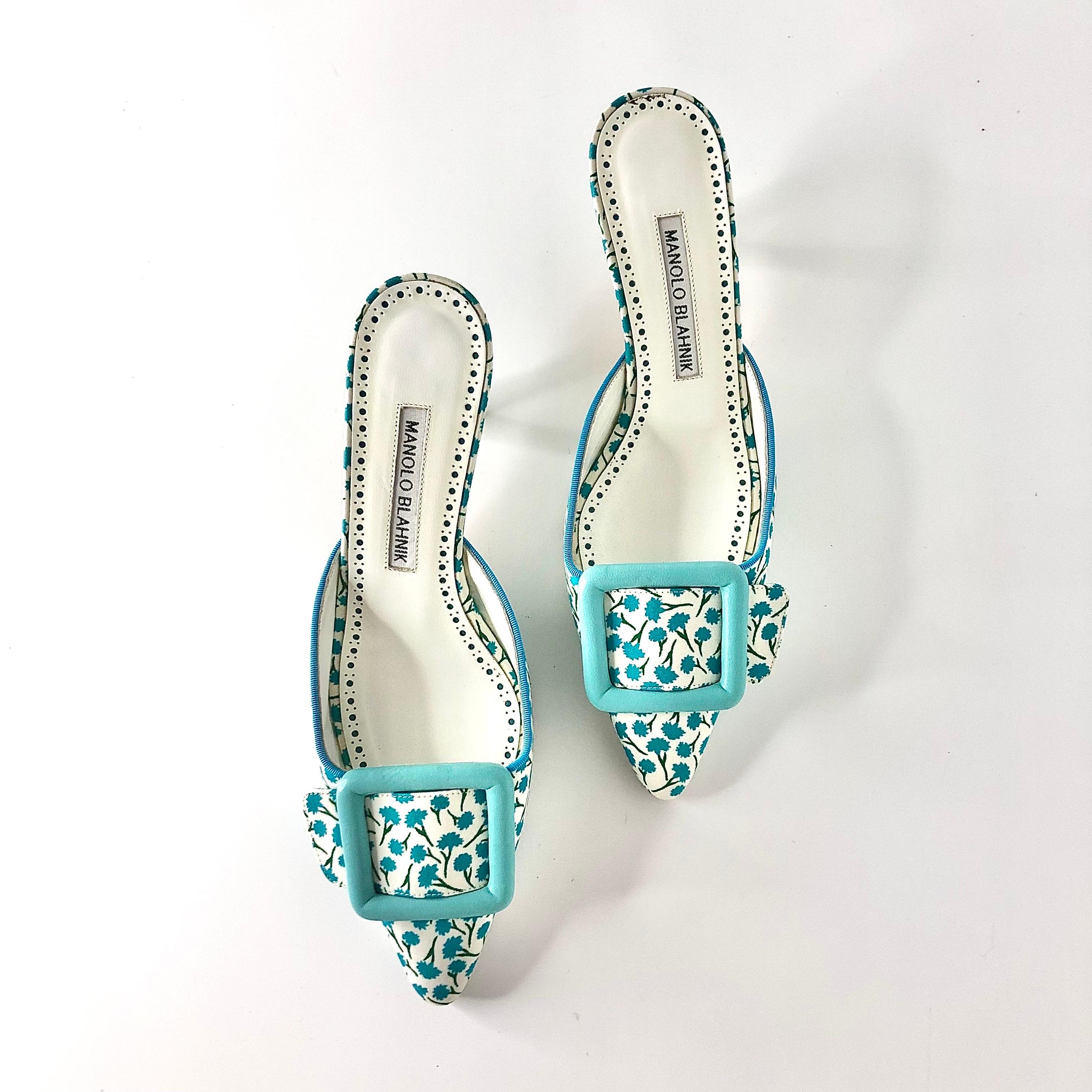 Manolo Blahnik Maysalebi Flower Print Pointed Toe Kitten Heel Mules Pumps
Color Pale Blue Multi
Size 36EU
Cotton upper
Leather sole
Pointed toe
Kitten heel
Floral pattern
Large buckle detail
Signs of normal wear, overall very good preowned condition