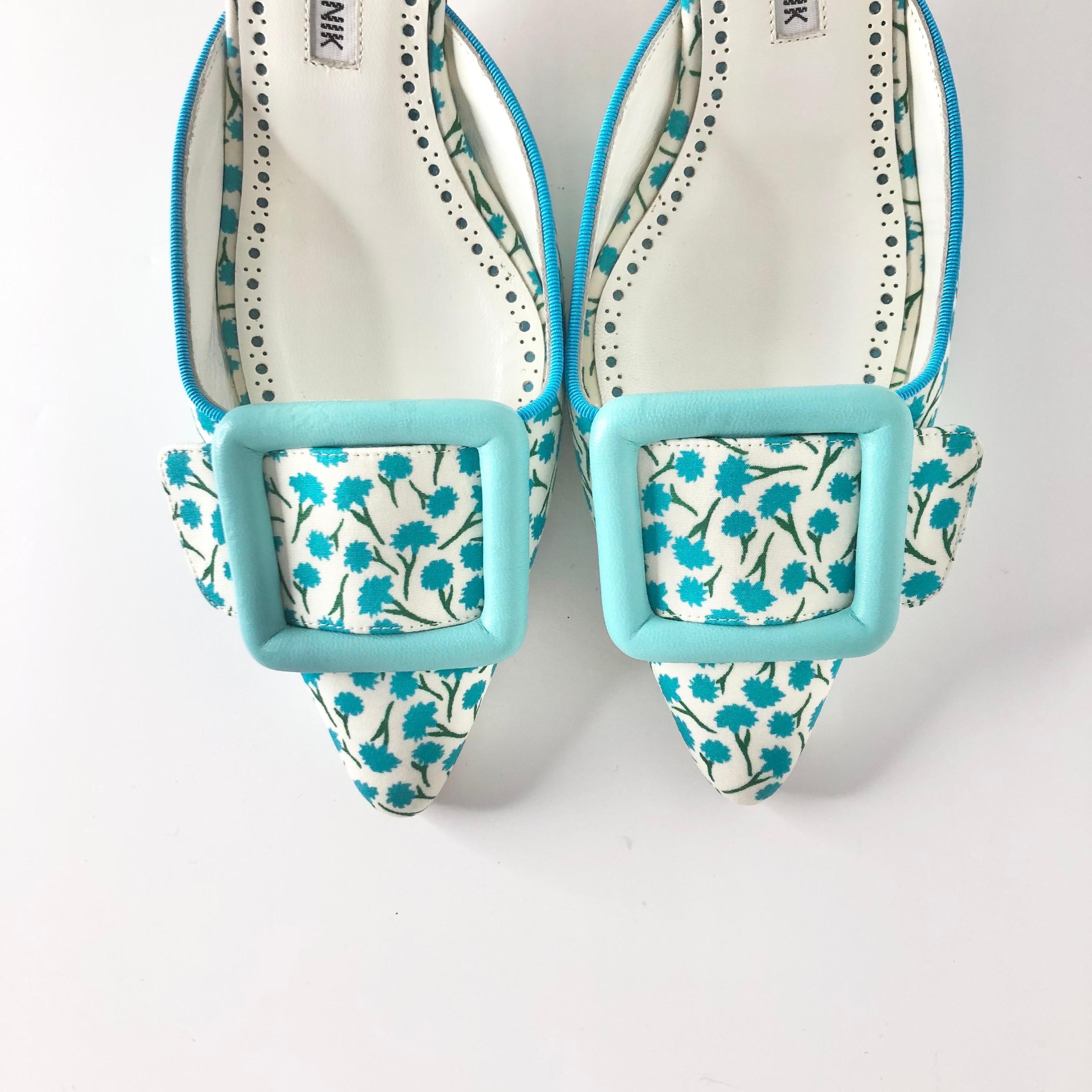 Gris Manolo Blahnik Maysalebi Flower Print Pointed Toe Kitten Heel Mules Pumps 36 en vente