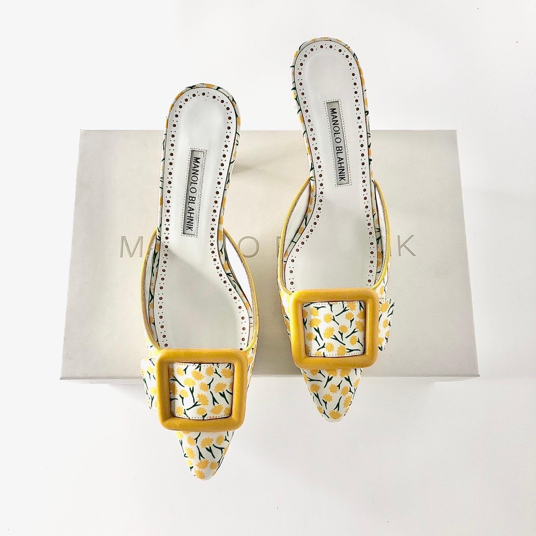 Manolo Blahnik Maysalebi Flower Print Pointed Toe Kitten Heel Mules Pumps
Dans sa boîte d'origine
Couleur Jaune Multi
Taille 37.5IT
Tige en coton
Semelle en cuir
Bout pointu
Talon botté
Motif floral
Grande boucle
Talon de 2,25 pouces
Signes d'usure