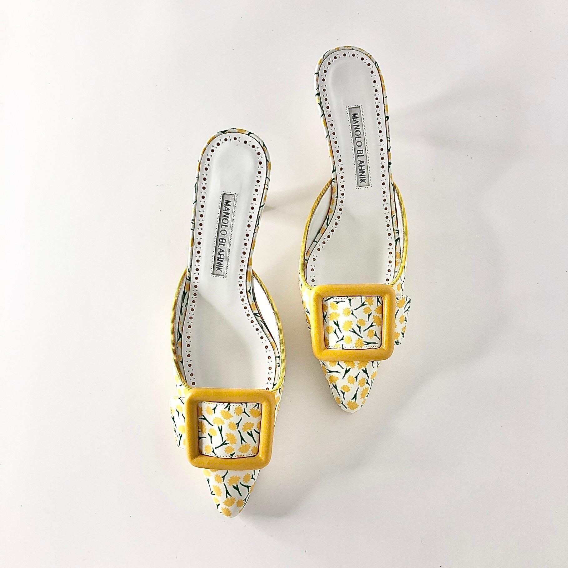 Beige Manolo Blahnik Maysalebi Yellow Flower Print Slip On Kitten Heel Mules 37.5 en vente