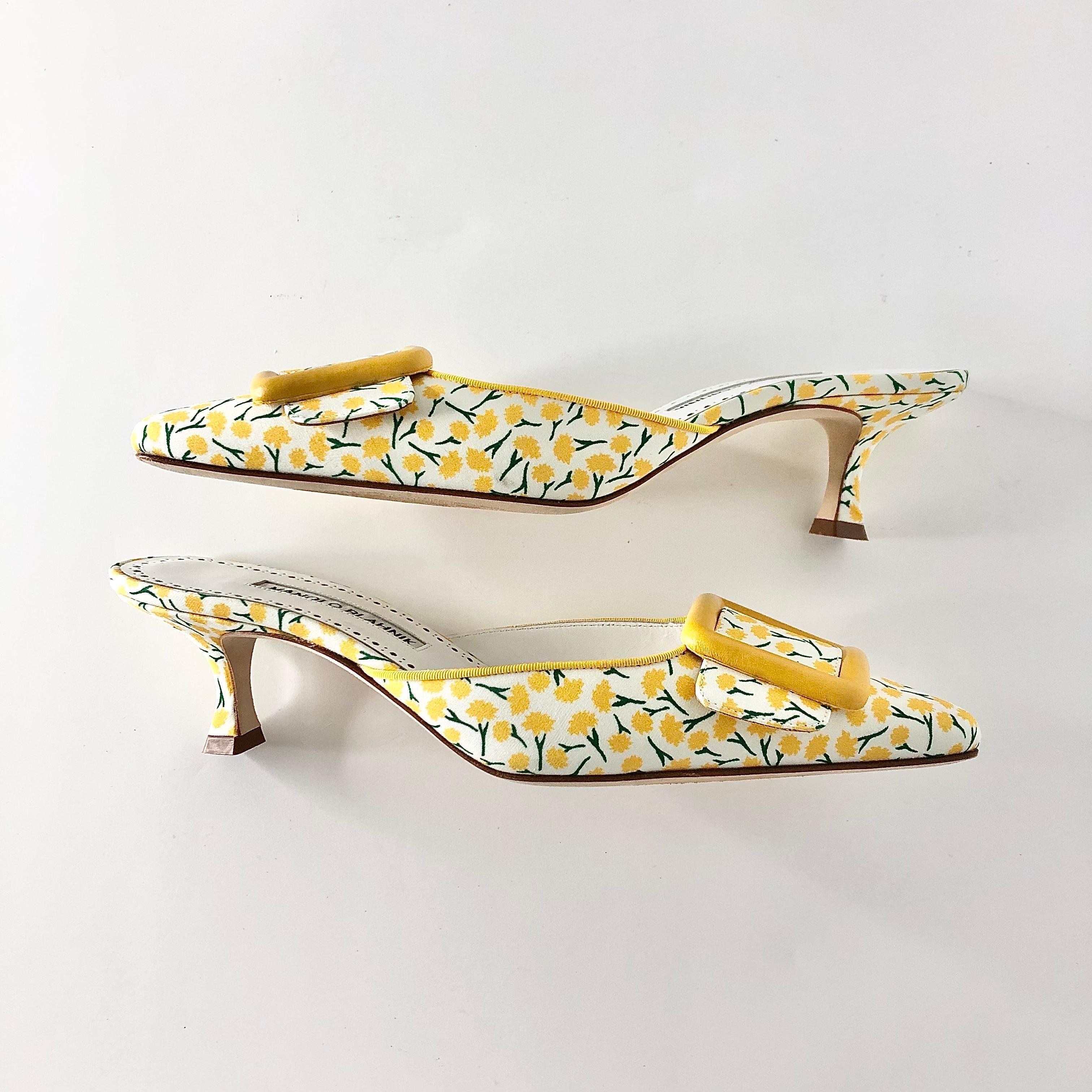 Manolo Blahnik Maysalebi Yellow Flower Print Slip On Kitten Heel Mules 37.5 Bon état - En vente à Mechanicsville, VA