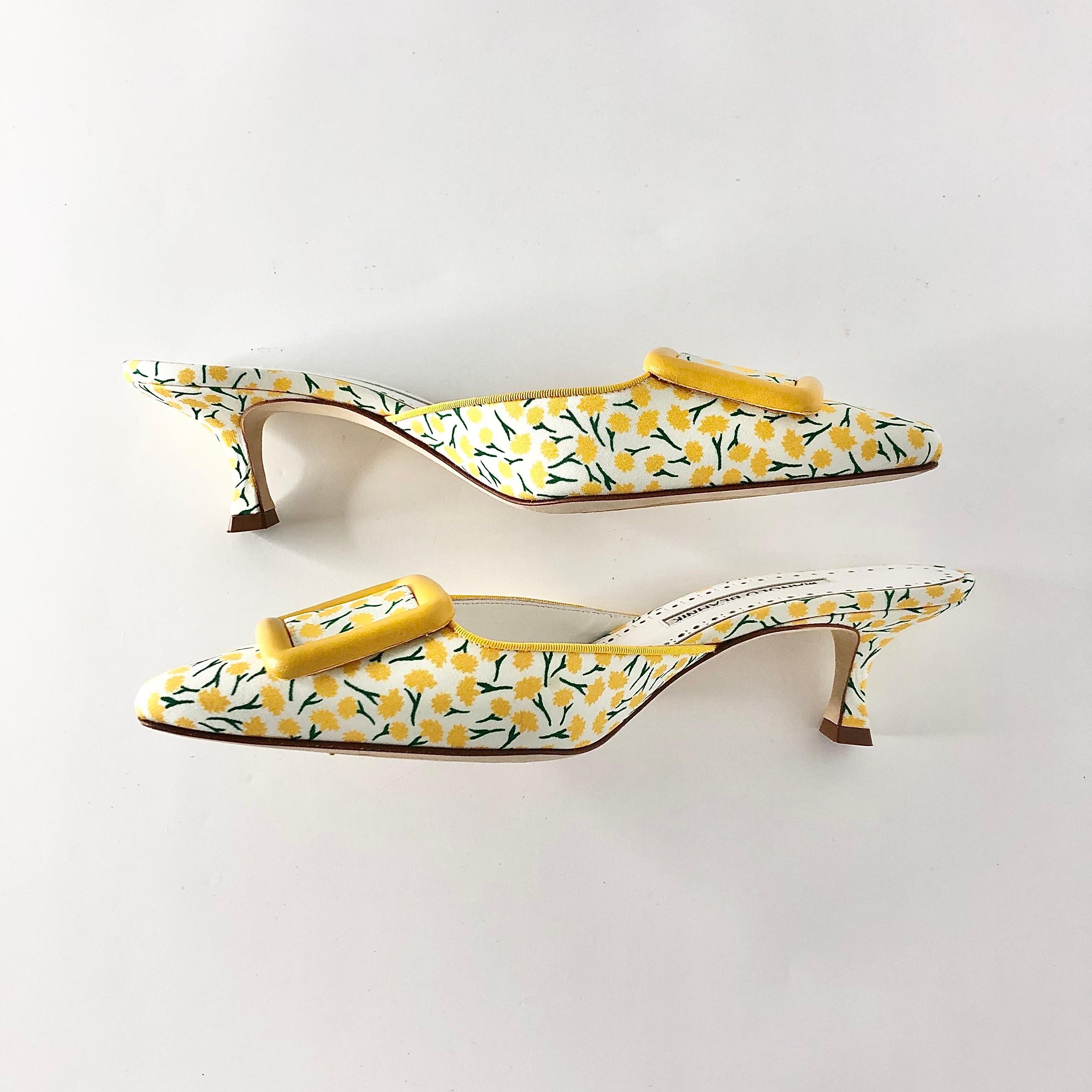 Manolo Blahnik Maysalebi Yellow Flower Print Slip On Kitten Heel Mules 37.5 Pour femmes en vente