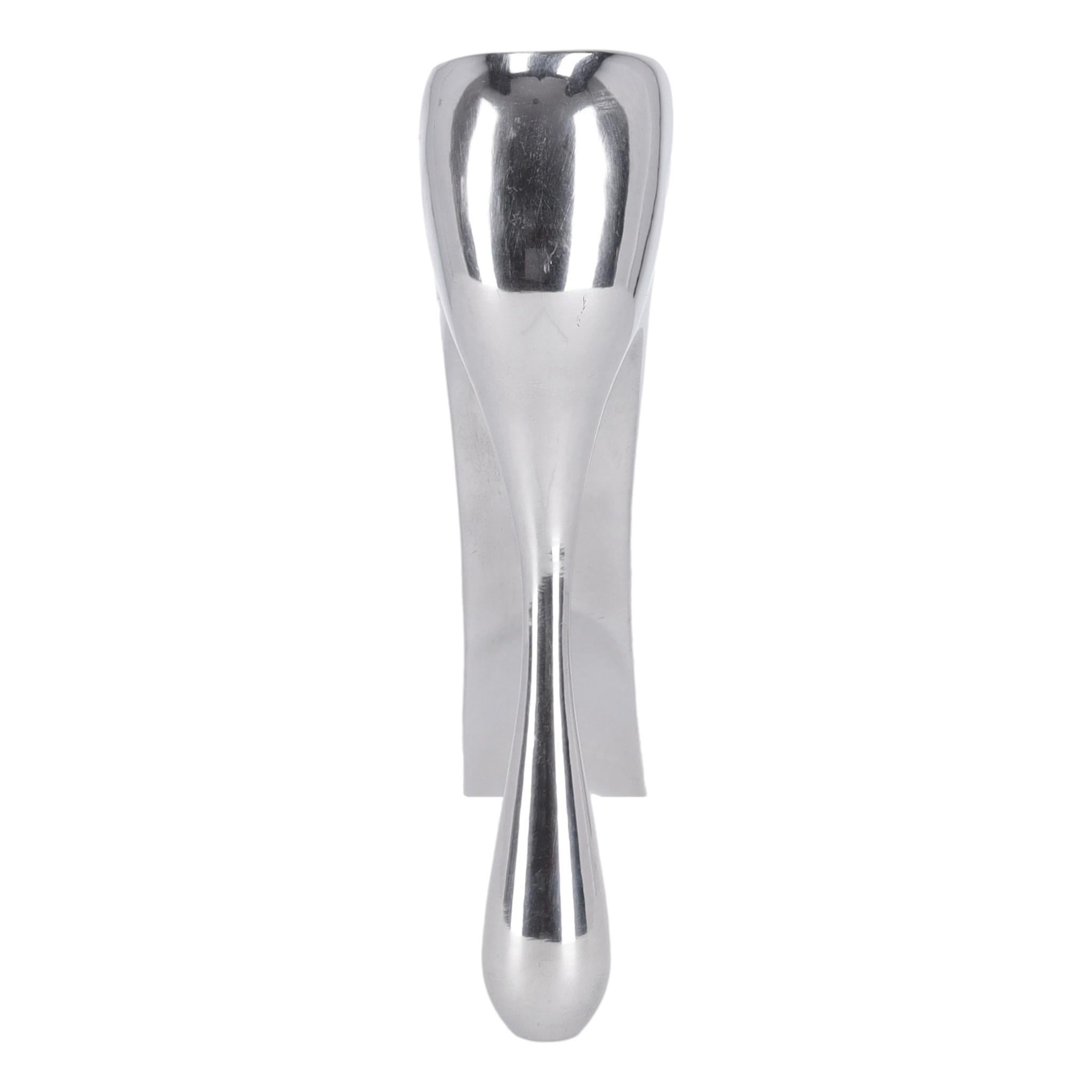 Manolo Blahnik Metal Shoe Horn 

Cast in silver aluminium metal and in the shape of a high heel.

Size - One Size

Condition - Vintage - Good (Some marks and scratches to metal)

Composition - Metal

Comes With - Shoe Horn Only