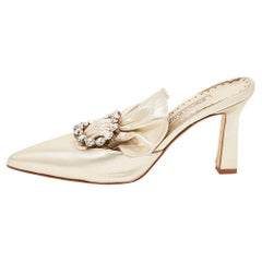 Manolo Blahnik Metallic Goldfarbene Pantoletten aus Leder mit Kristallverzierung Größe 38,5