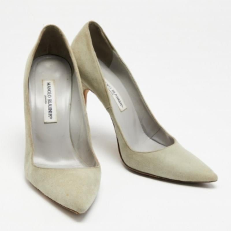 Metti fine ai tuoi problemi di moda dando spazio a questo paio di décolleté Manolo Blahnik nel tuo armadio.  Sono disponibili nella tonalità verde menta con punta a punta e tacco di 10,5 cm. Ti sentirai sicuramente al meglio quando andrai in giro