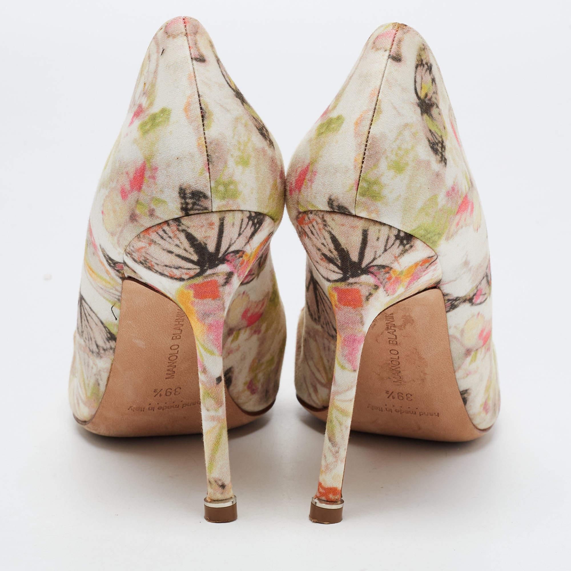 Manolo Blahnik Multicolor Butterfly Print Fabric Hangisi Pumps Size 39.5 In Good Condition In Dubai, Al Qouz 2
