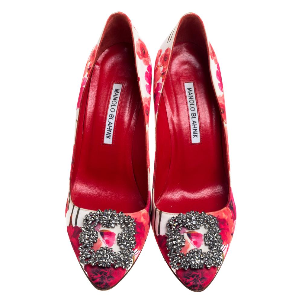 Diese kultigen Pumps sind von Manolo Blahnik. Diese luxuriösen Pumps aus mehrfarbigem:: geblümtem Satin mit schillernden Kristallverzierungen an den Zehen und einer bequemen Lederinnensohle werden Ihre Outfits auf jeden Fall aufwerten. Mit 10 cm