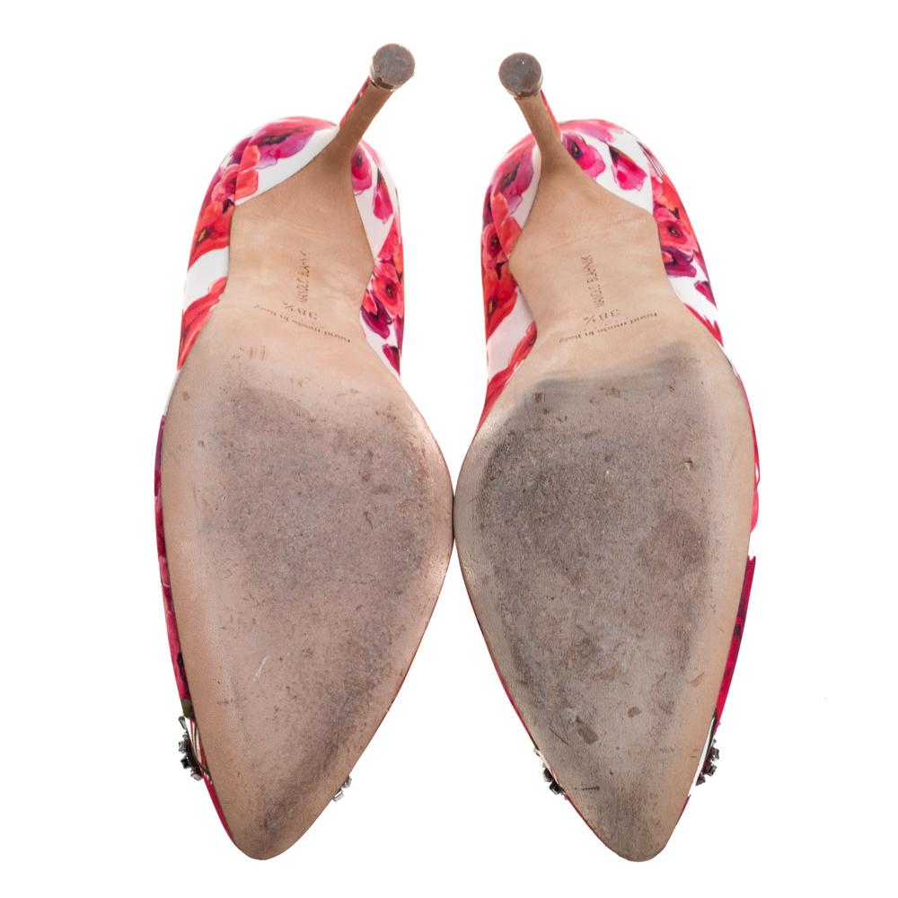Manolo Blahnik Mehrfarbig Floral Satin Hangisi Pumps Größe 38.5 im Zustand „Gut“ in Dubai, Al Qouz 2