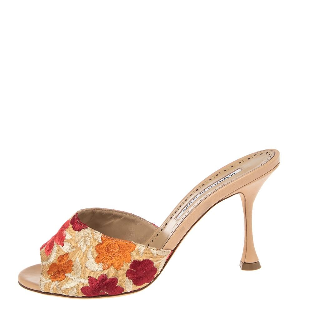 These lovely sandals hail from the house of Manolo Blahnik. They have been crafted meticulously from multicolored lurex fabric. It has open toes, 8 cm heels and leather soles.