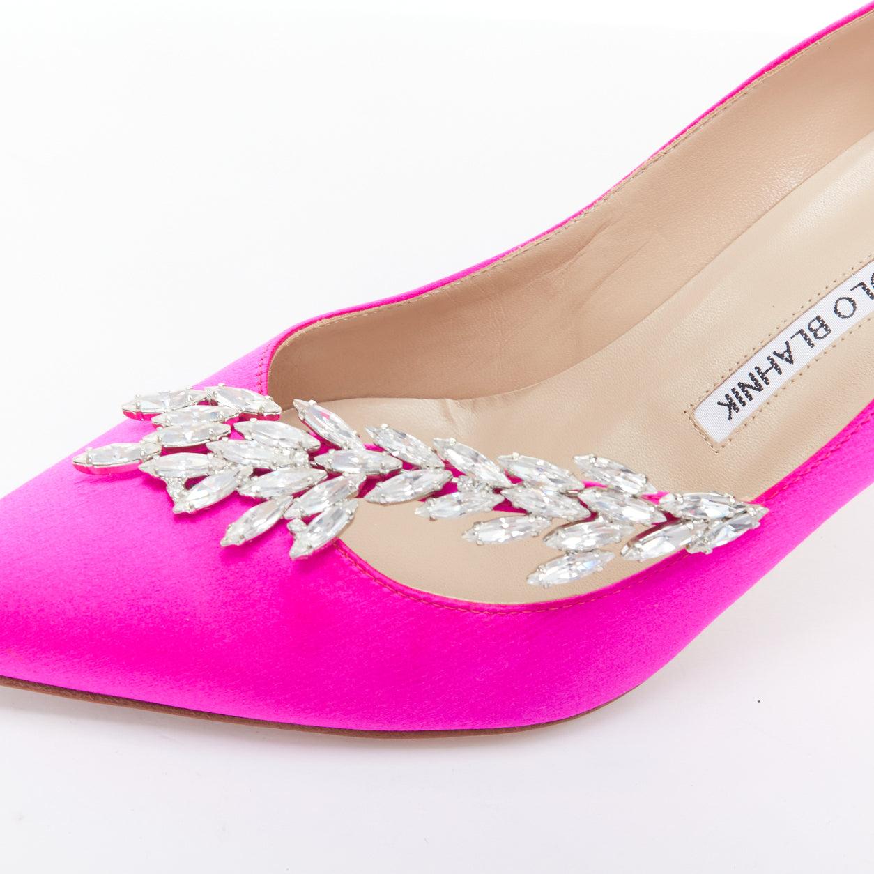 MANOLO BLAHNIK Nadira 75 Hot Pink Satin Silber Kristall Mid Pumps EU39
Referenz: JHDN/A00044
Marke: Manolo Blahnik
Modell: Nadira
MATERIAL: Satin
Farbe: Rosa, Klar
Muster: Solide
Verschluss: Slip On
Innenfutter: Nacktes Leder
Hergestellt in: