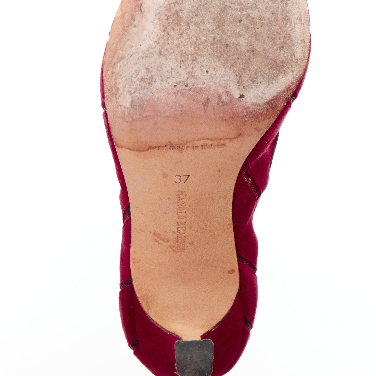 MANOLO BLAHNIK Escarpins Nadira en daim rouge à découpes diagonales en maille EU37 en vente 5