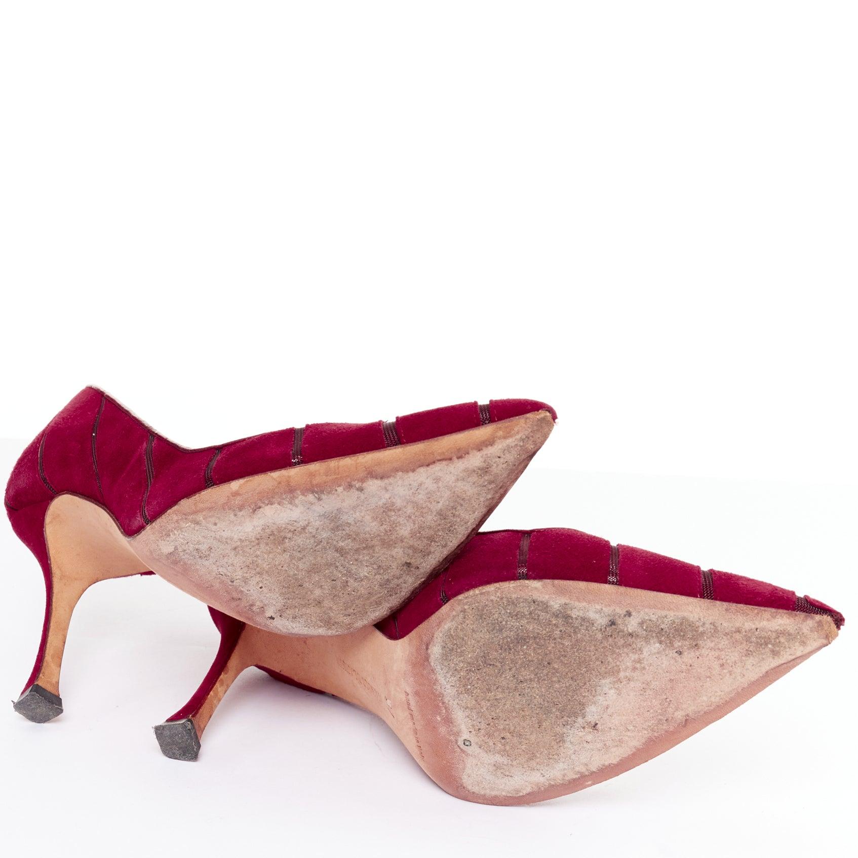 MANOLO BLAHNIK Escarpins Nadira en daim rouge à découpes diagonales en maille EU37 en vente 6
