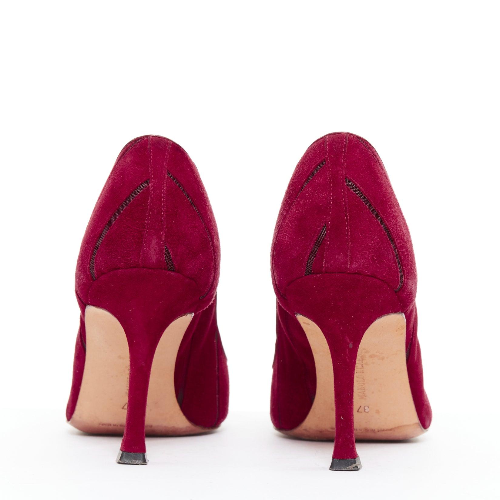 MANOLO BLAHNIK Escarpins Nadira en daim rouge à découpes diagonales en maille EU37 Pour femmes en vente