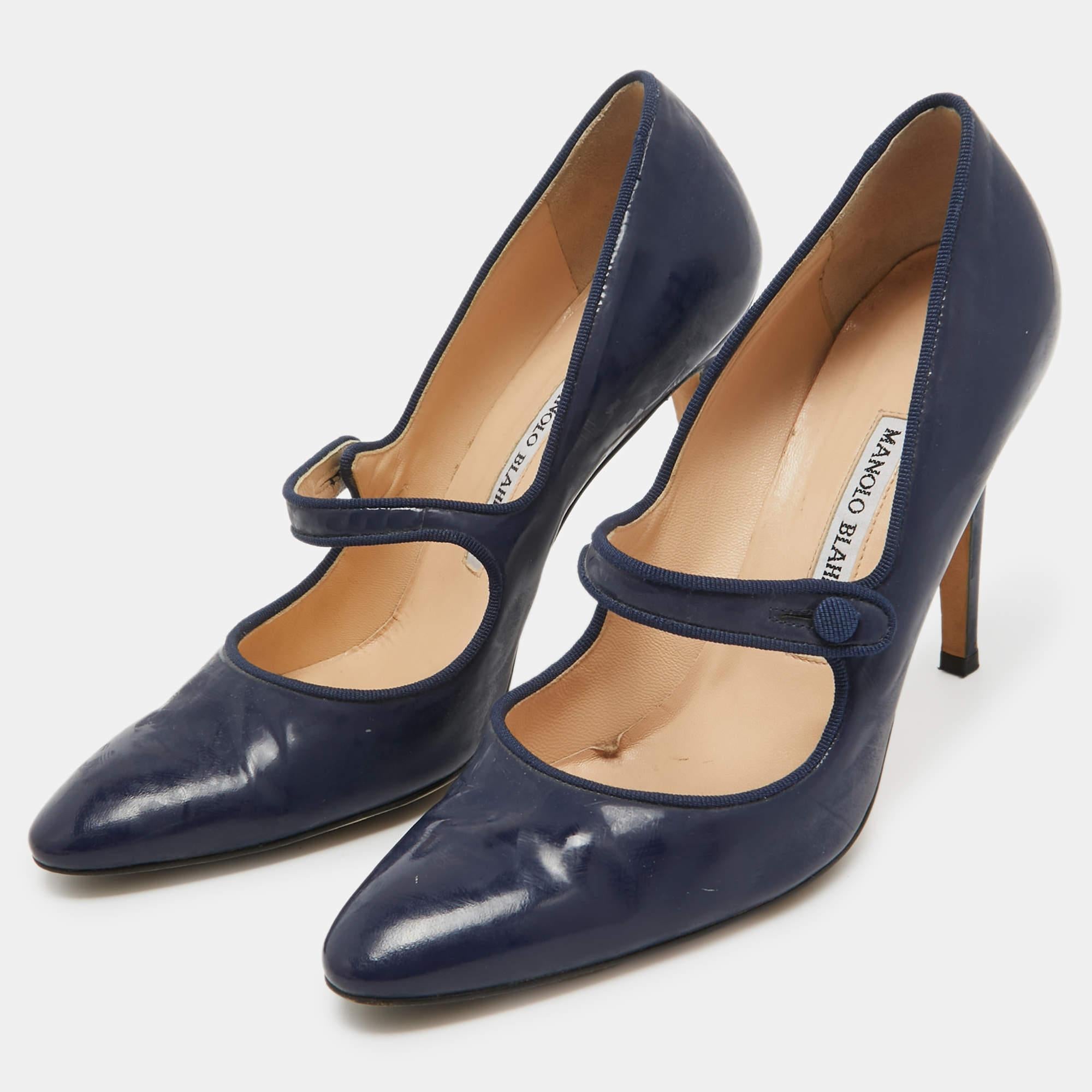 Make a chic style statement with these designer pumps. They showcase sturdy heels and durable soles perfect for your fashionable outings
