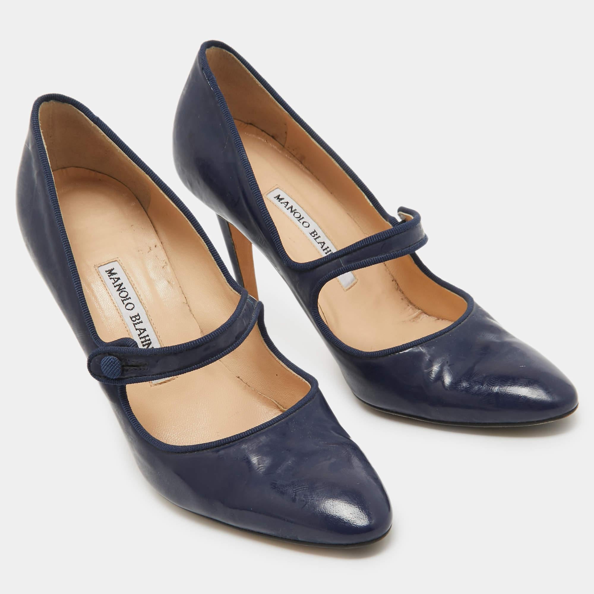 Manolo Blahnik Navy Blue Patent Leather Mary Jane Pumps Size 38 In Fair Condition In Dubai, Al Qouz 2
