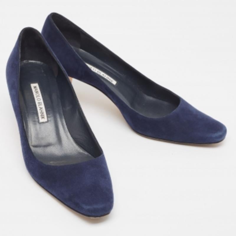 Manolo Blahnik Marineblaue Wildleder-Pumps mit Blockabsatz aus Wildleder Größe 38 im Zustand „Relativ gut“ im Angebot in Dubai, Al Qouz 2