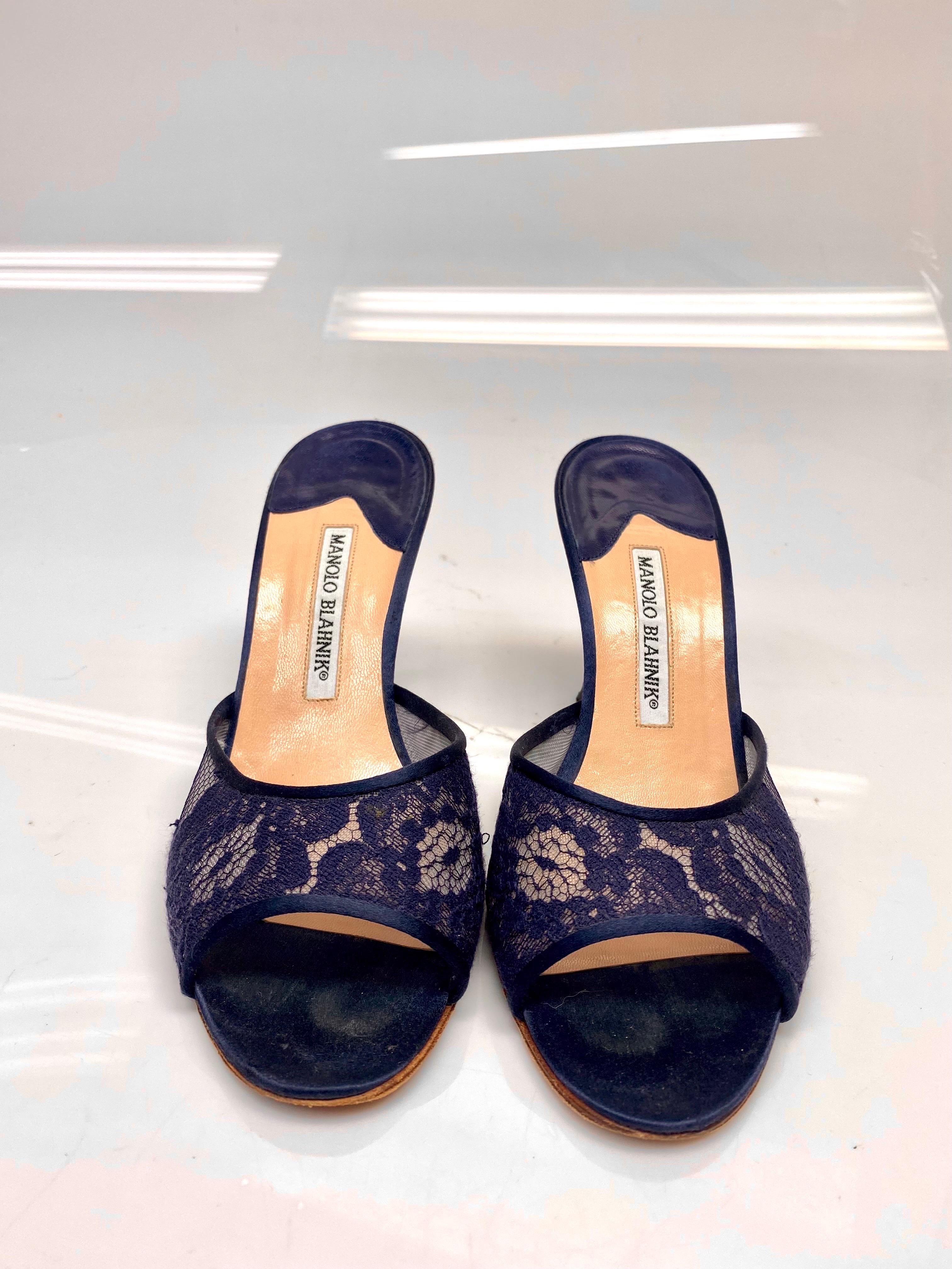 Manolo Blahnik Navy Lace Open Toe Heels Size 38.5 In Good Condition For Sale In West Palm Beach, FL