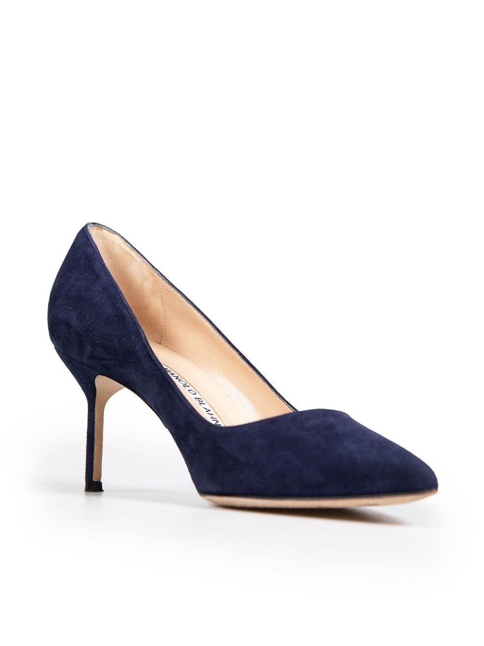 CONDITION is Verygood. Minimal wear to the shoes is evident, there is a small abrasion on the right heel of this used Manolo Blahnik designer resale item.
 
 Details
 Navy
 Suede
 Pumps
 Point toe
 Mid heel
 Slip on
 
 
 Made in Italy
 
