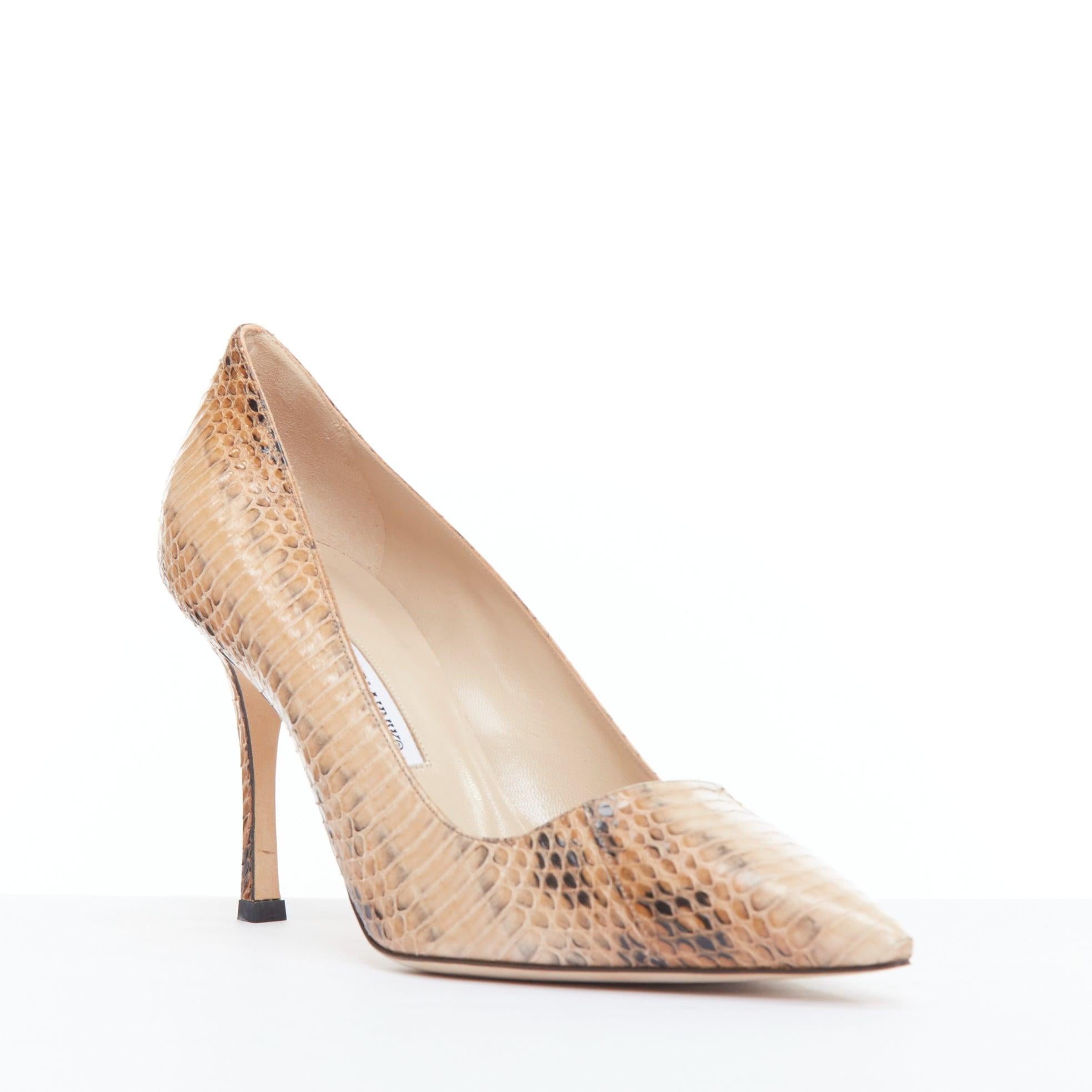 MANOLO BLAHNIK zapatos de tacón fino de piel escamada nude EU39
Referencia: JHDN/A00036
Marca: Manolo Blahnik
Material: Piel
Color: Nude
Patrón: Estampado animal
Cierre: Slip On
Forro: Piel nude
Fabricado en: Italia

CONDICIÓN:
Estado: Excelente,