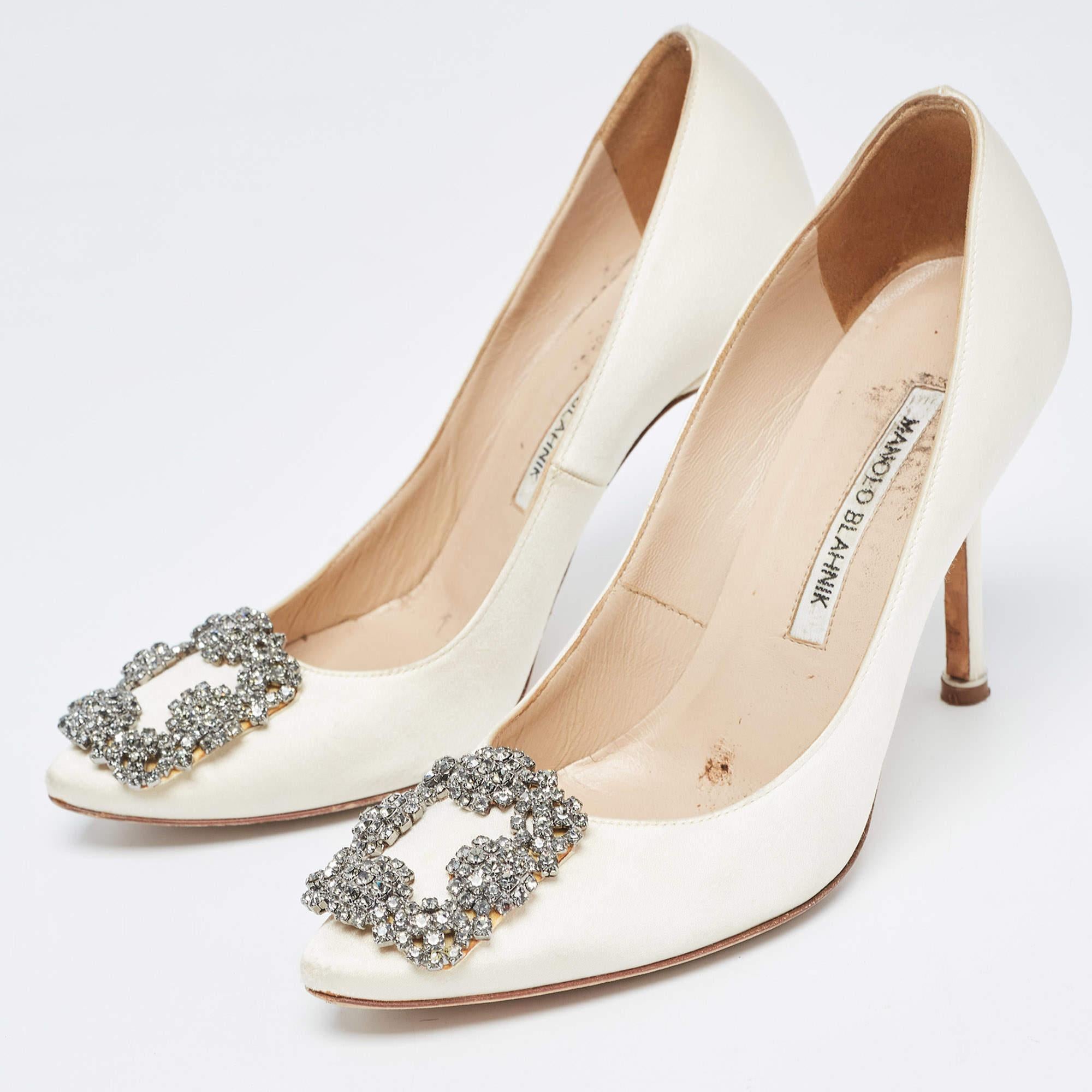 The fashion house’s tradition of excellence, coupled with modern design sensibilities, works to make these Manolo Blahnik pumps a fabulous choice. They'll help you deliver a chic look with ease.

