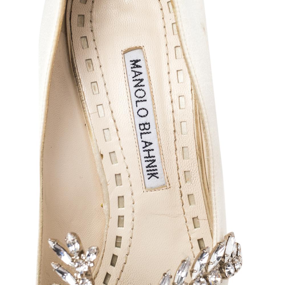 Manolo Blahnik Off White Satin Nadira Pumps Size 38 In Good Condition In Dubai, Al Qouz 2