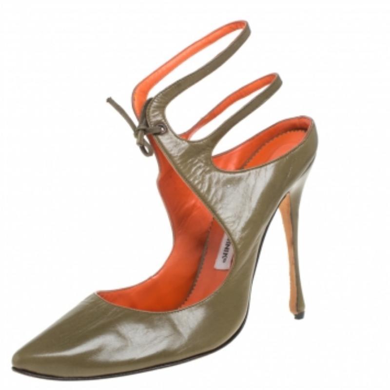 Ces sandales à l'allure féminine de la maison Manolo Blahnik sont confectionnées en cuir vert olive. Ils présentent des orteils pointus, des découpes, des bretelles frontales à nouer et des talons hauts de 11,5 cm. Portez-les avec toutes vos tenues,