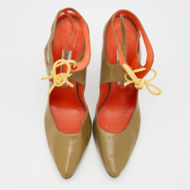 Manolo Blahnik Olive Green Leather Cut Out Lace Up Pumps Size 41 In Good Condition For Sale In Dubai, Al Qouz 2