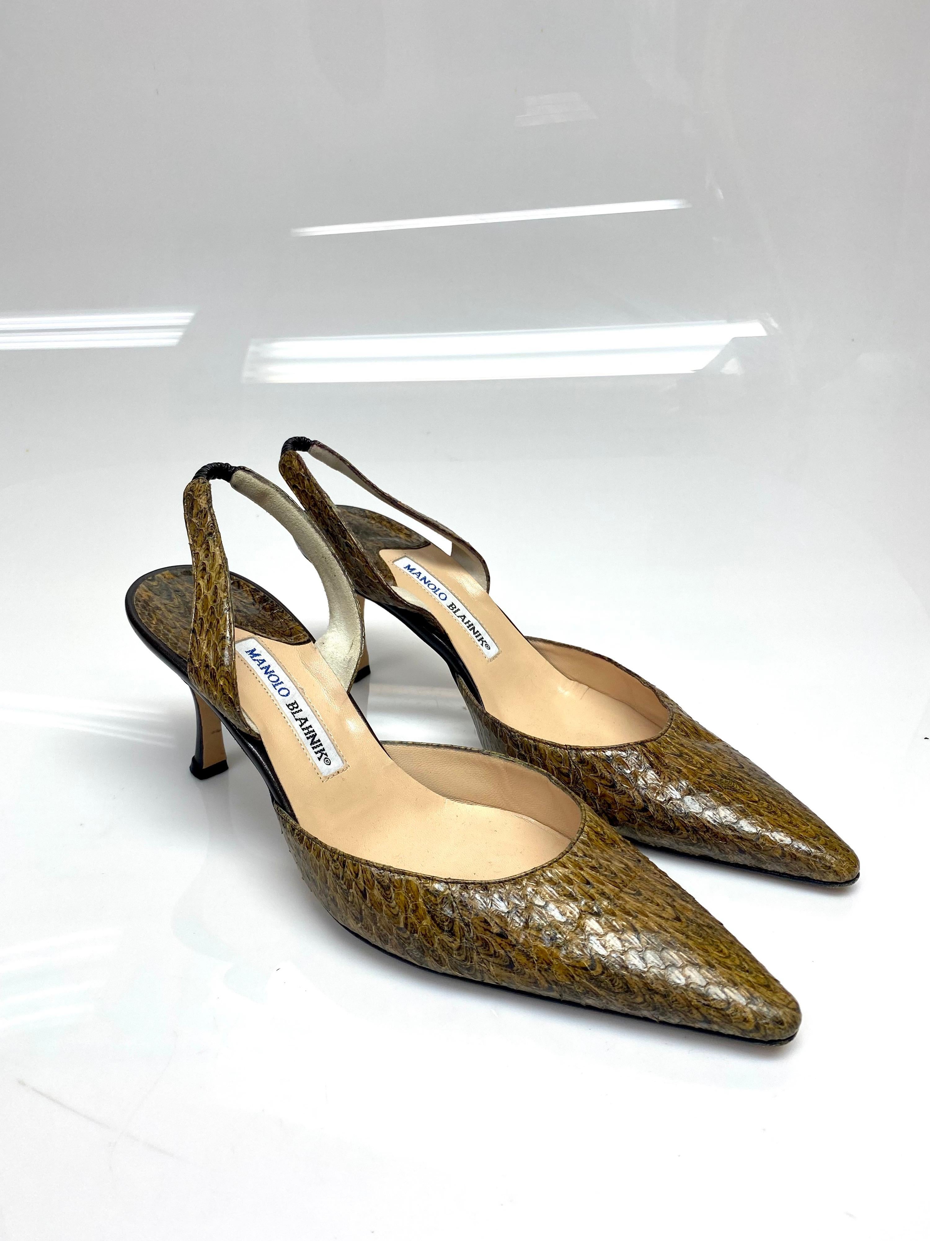 Manolo Blahnik Olive Schlange Carolyne Slingback Pumps Größe 39. Diese Manolo Blahnik Carolyne Pumps strahlen mit ihrer klassischen Slingback-Silhouette aus oliv gefärbtem Schlangenleder eine unbestreitbar luxuriöse Raffinesse aus. Artikel ist in