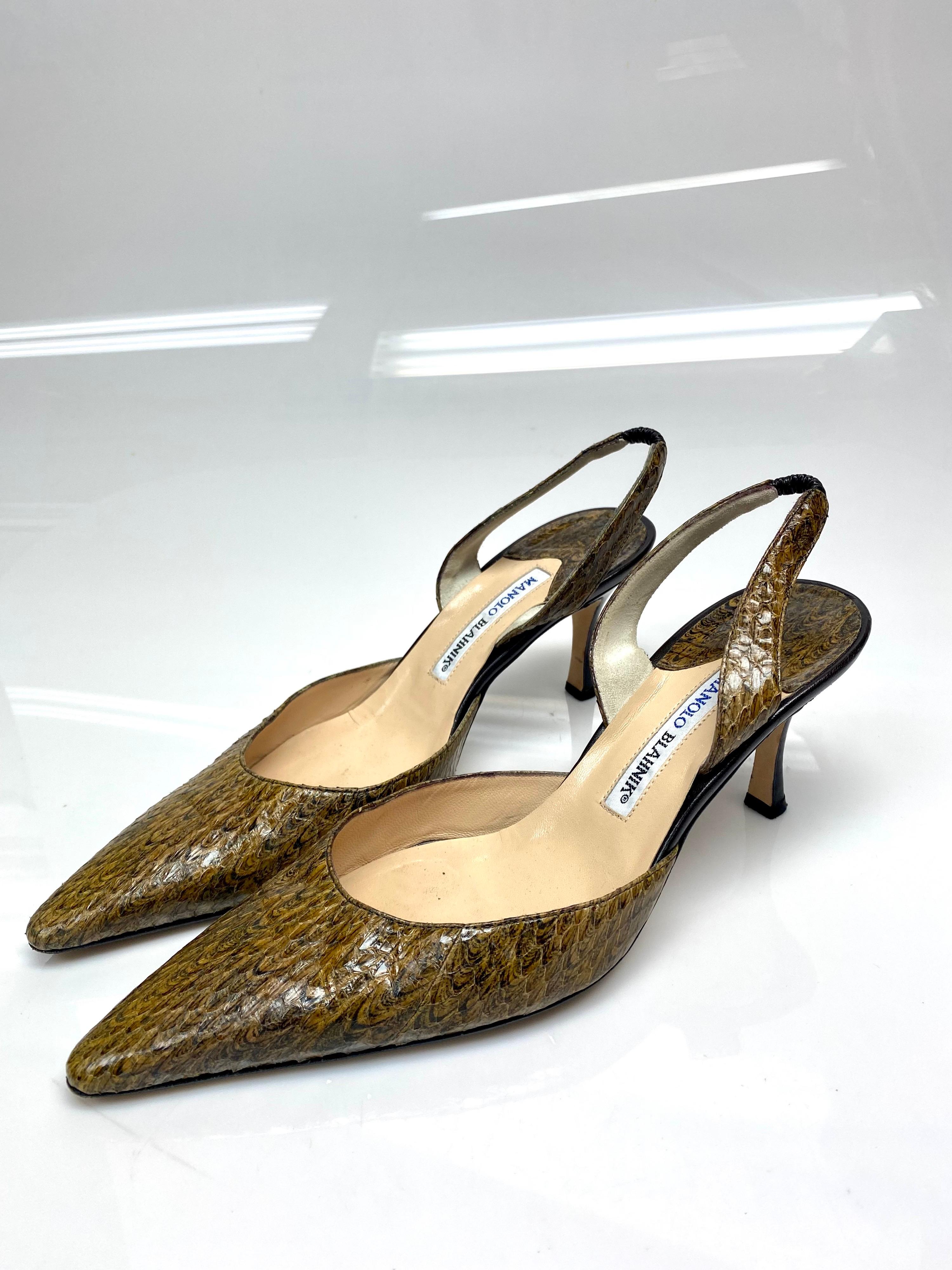 Manolo Blahnik Olive Schlange Carolyne Slingback Pumps - Größe 39 im Zustand „Gut“ im Angebot in West Palm Beach, FL