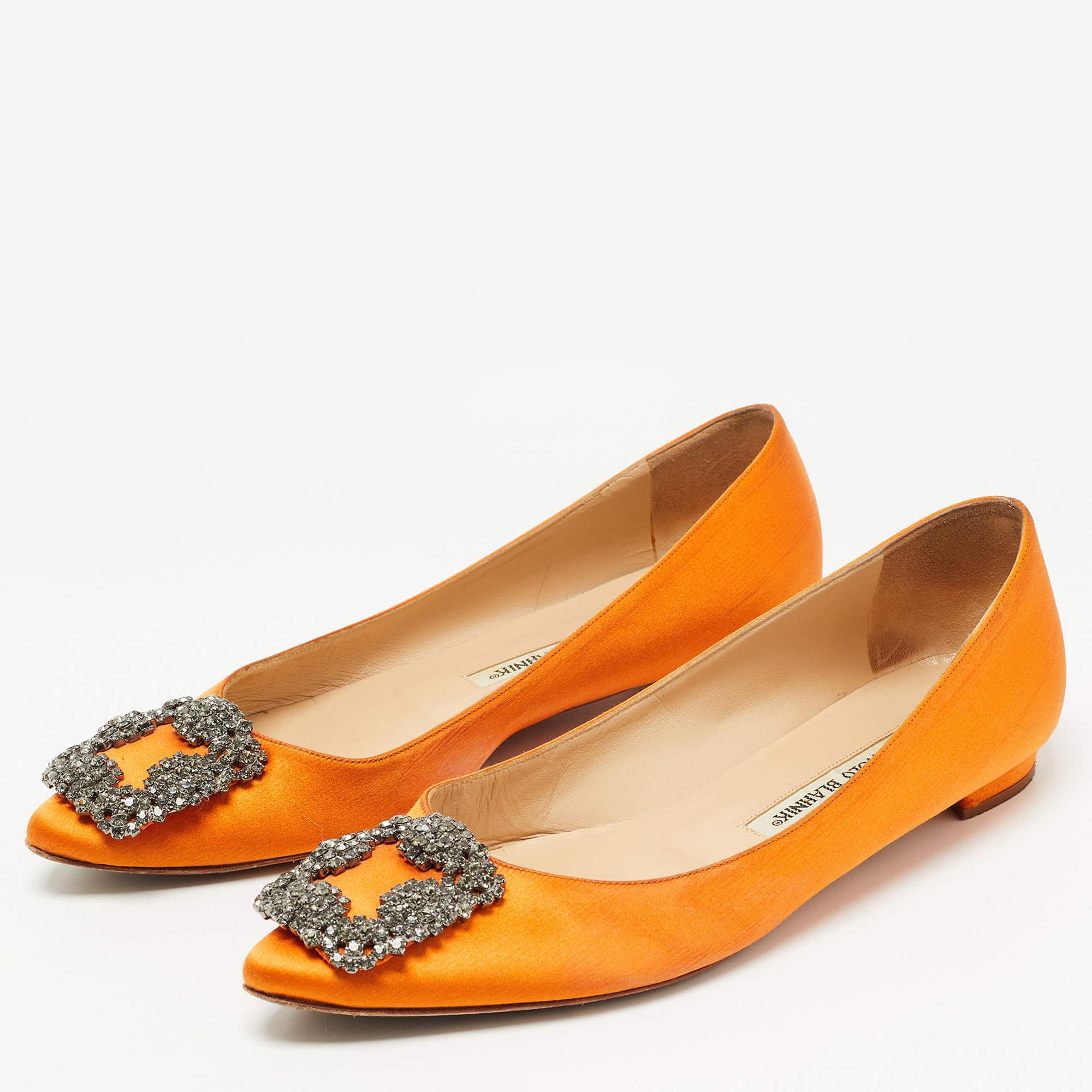 Complete your look by adding these designer ballet flats to your collection of everyday footwear. They are crafted skilfully to grant the perfect fit and style.

Includes: Original Dustbag