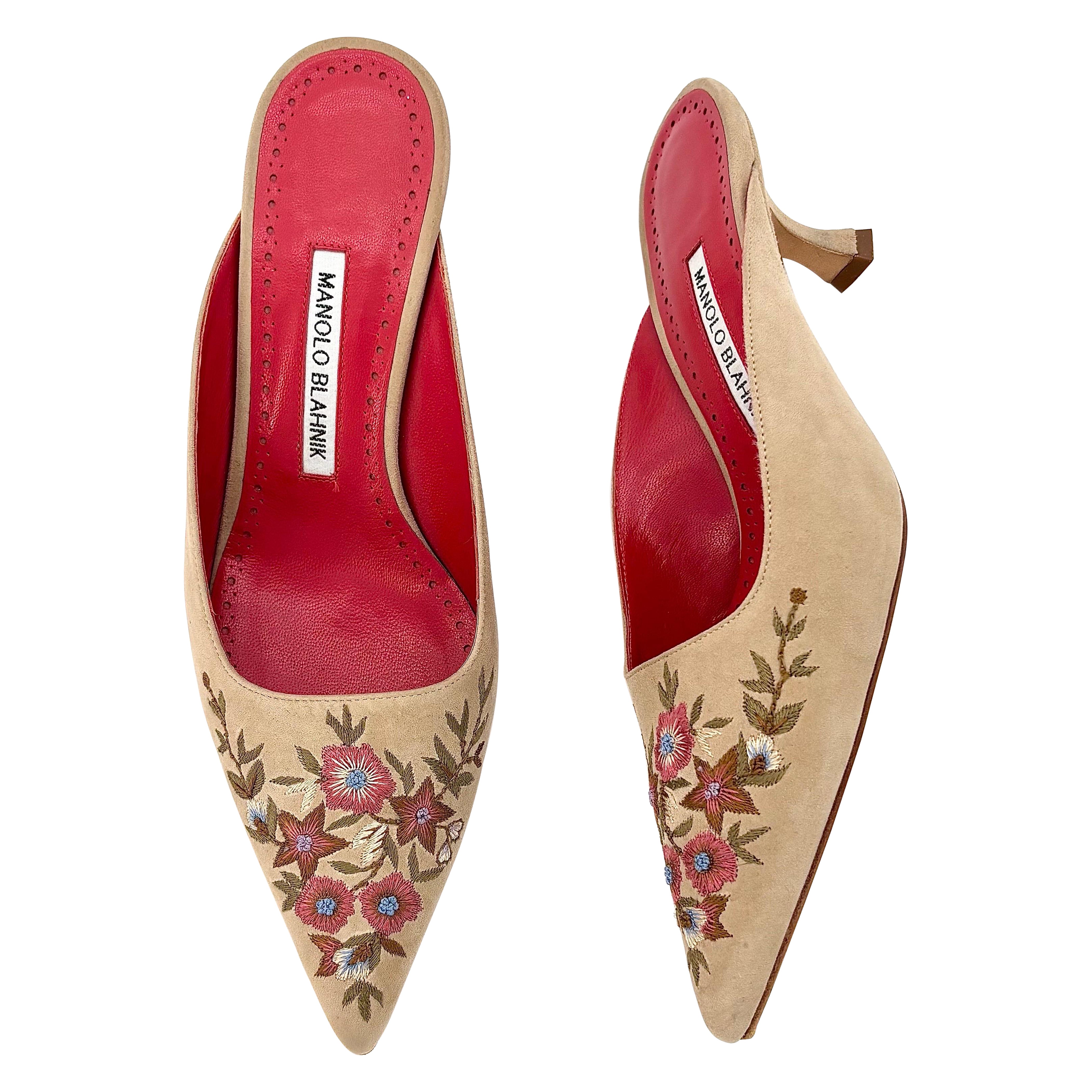 Manolo Blahnik Ornella Floral Embroidered Suede Slip On Kitten Heel Mules 38 en vente