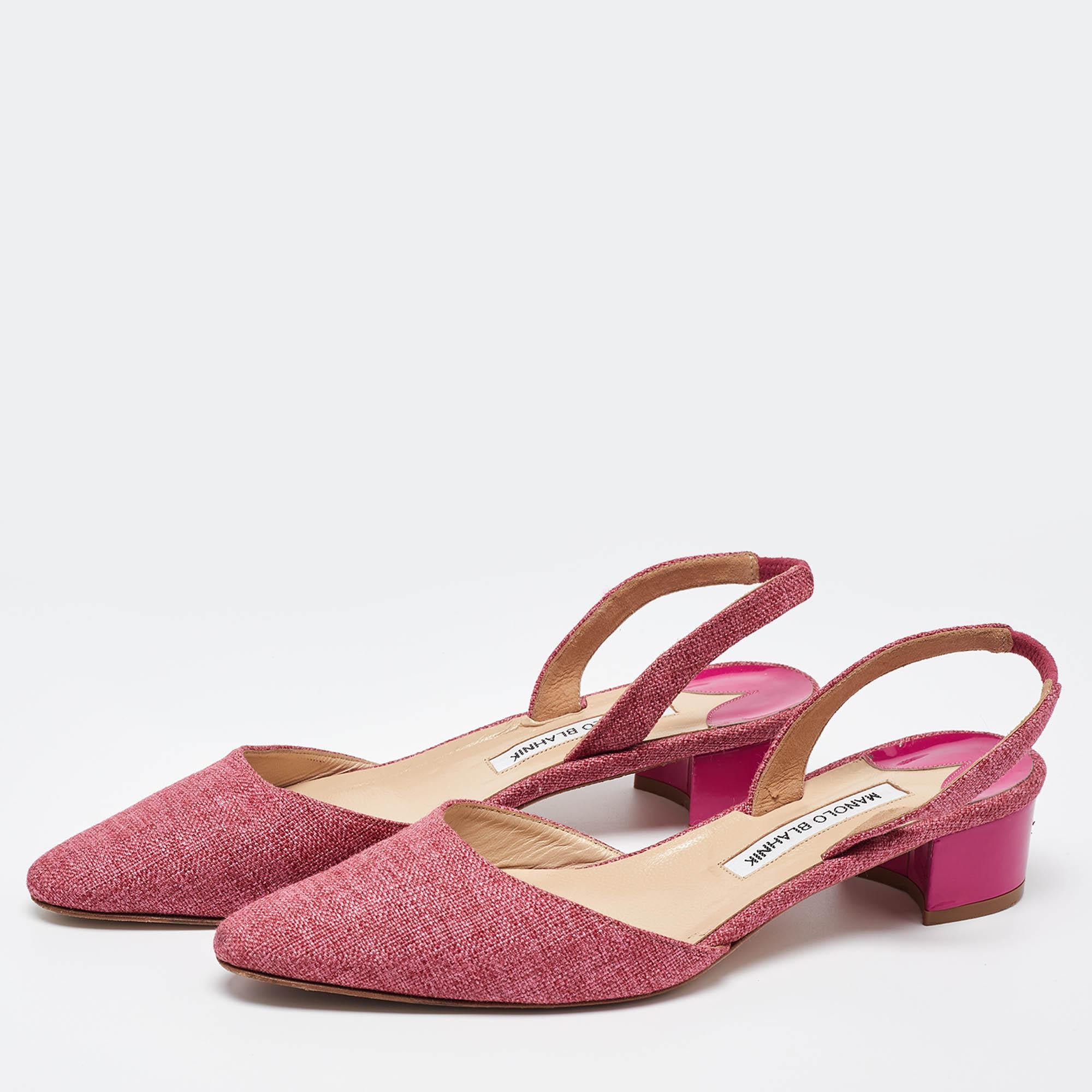 Exuding femininity and elegance these pumps feature a chic silhouette with an attractive design. You can wear these pumps for a stylish look.