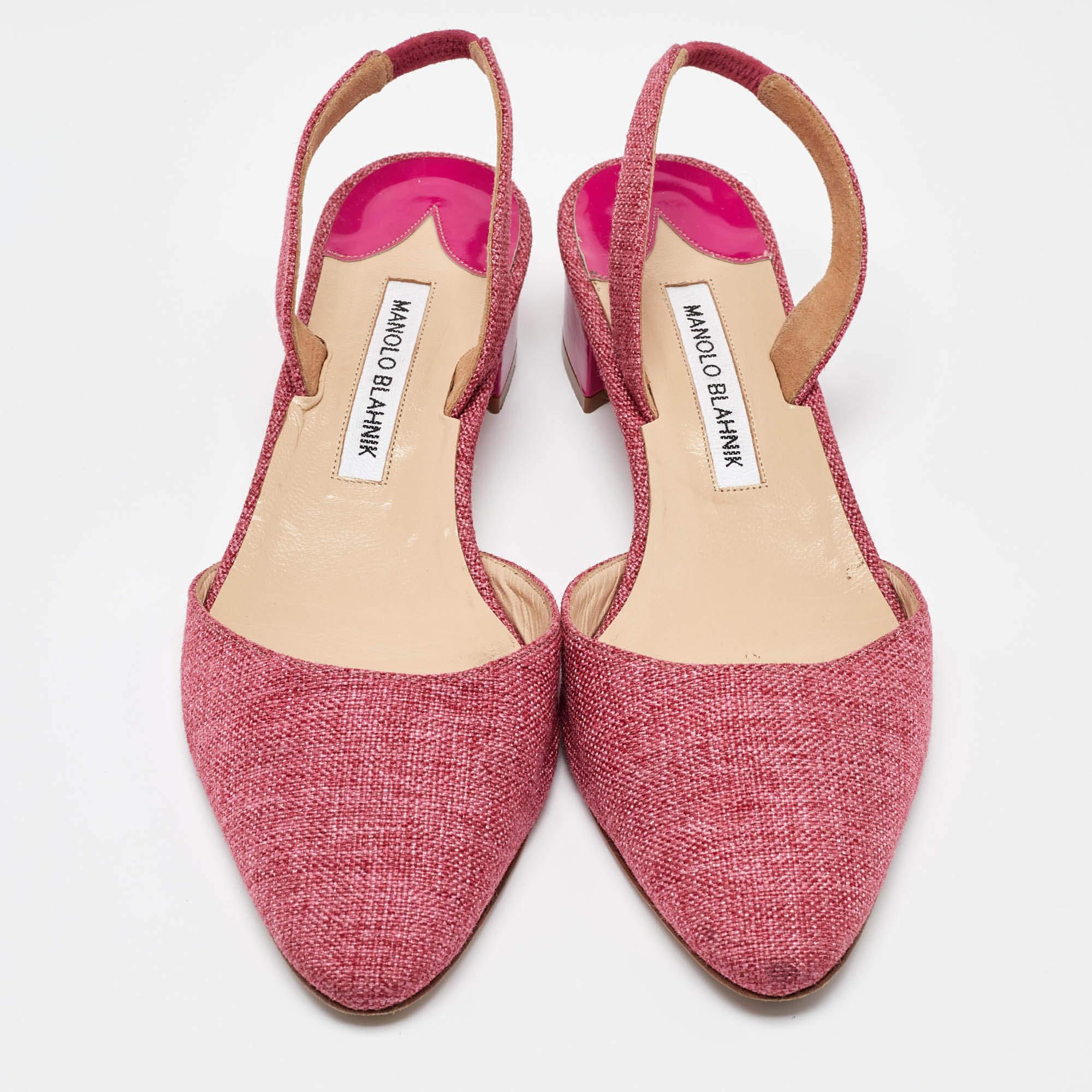 Manolo Blahnik Pink Canvas Aspro Slingback Pumps Size 39 In Good Condition For Sale In Dubai, Al Qouz 2