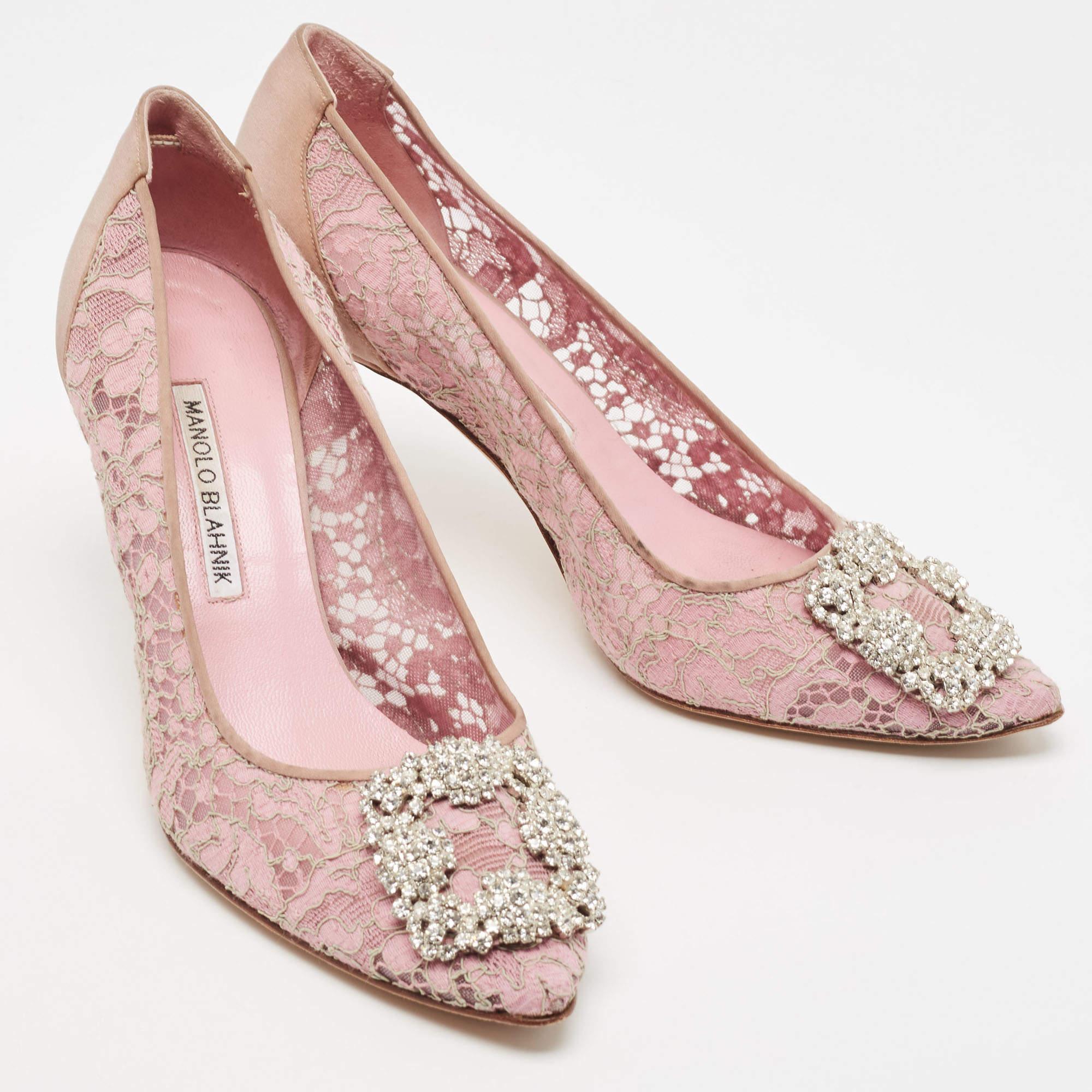 Manolo Blahnik Pink Lace and Mesh Hangisi Pumps Size 38.5 In Good Condition For Sale In Dubai, Al Qouz 2