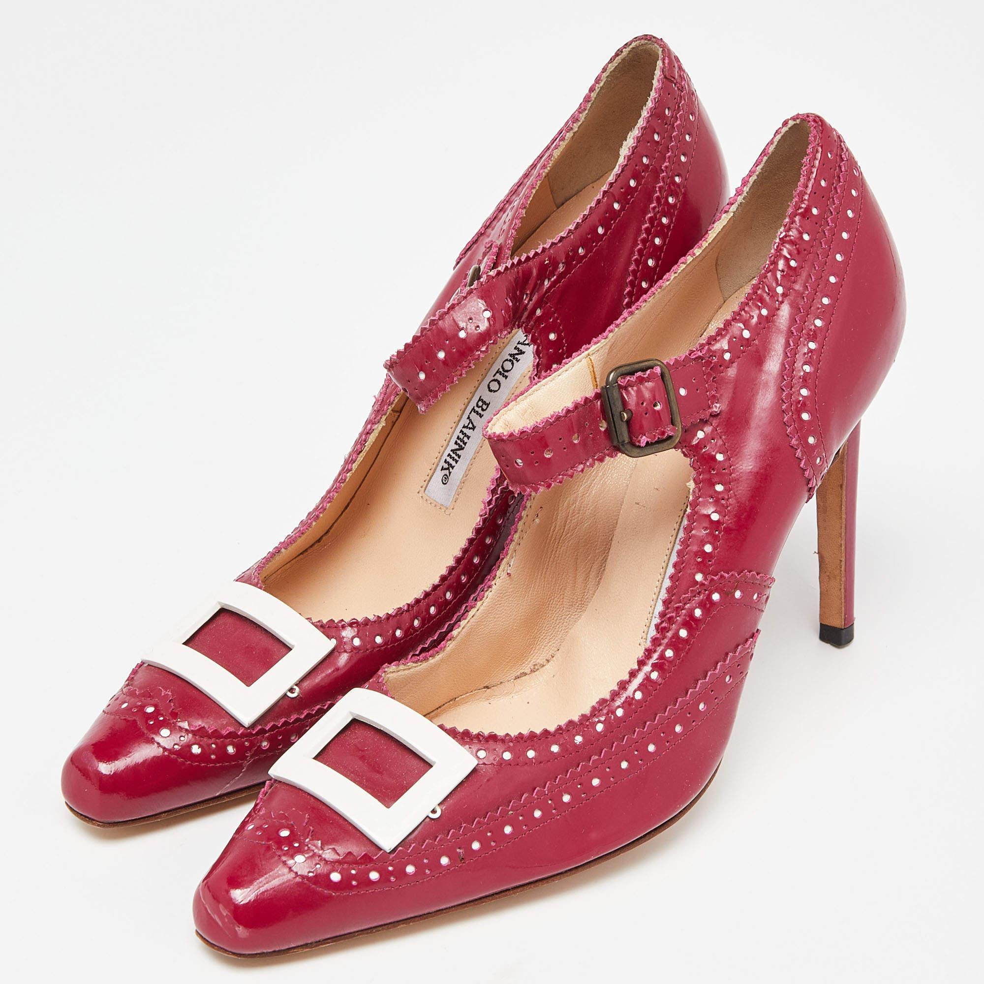 Sfoggiate uno stile elegante con questo paio di décolleté. Queste scarpe Manolo Blahnik da donna sono realizzate con materiali di qualità. Sono montati su suole resistenti e tacchi eleganti.