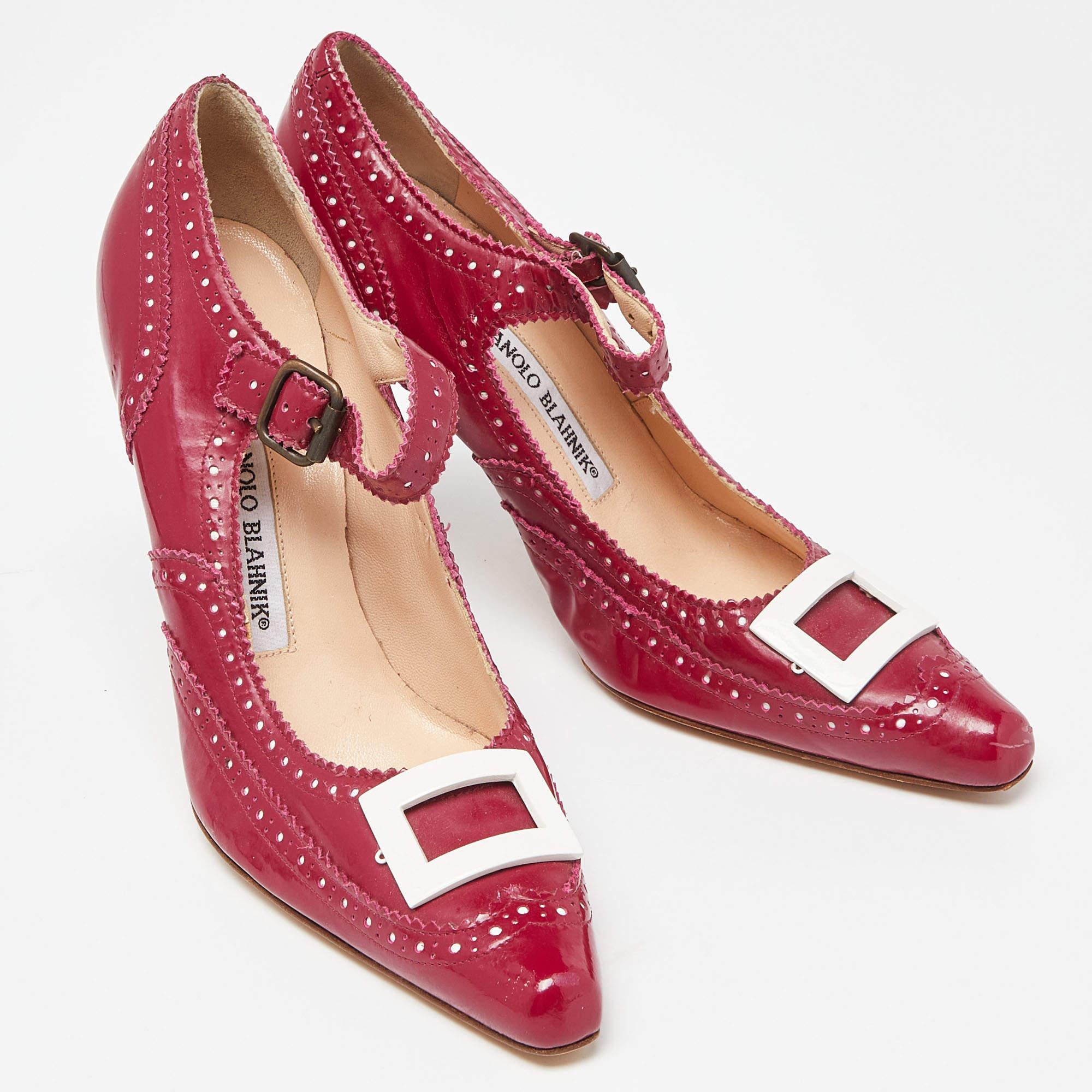 Manolo Blahnik Pumps Mary Jane in vernice rosa misura 36,5 In condizioni buone in vendita a Dubai, Al Qouz 2