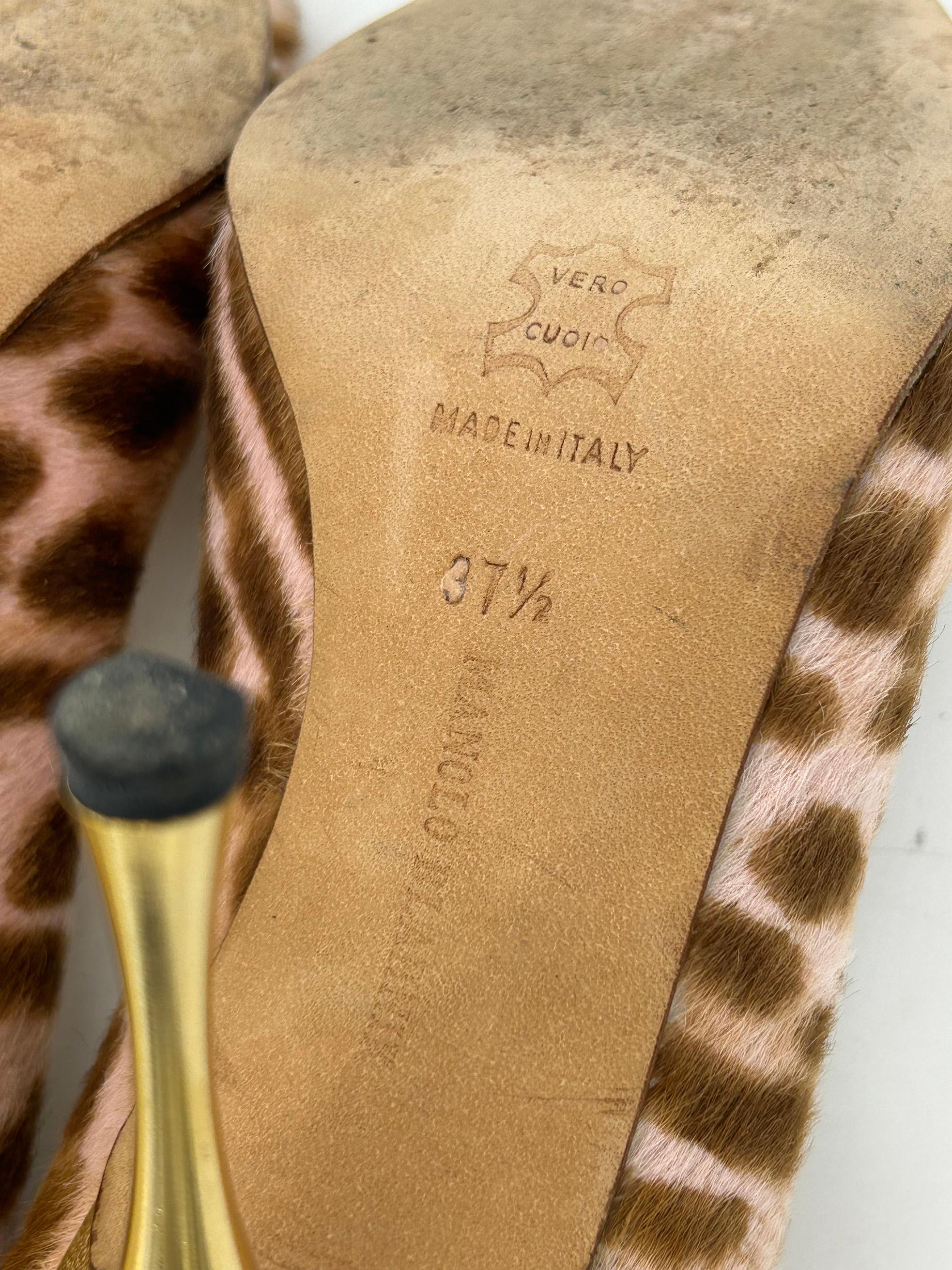 Manolo Blahnik Bombas Peep Toe de piel dorada con pelo de poni rosa y estampado de leopardo en venta 5