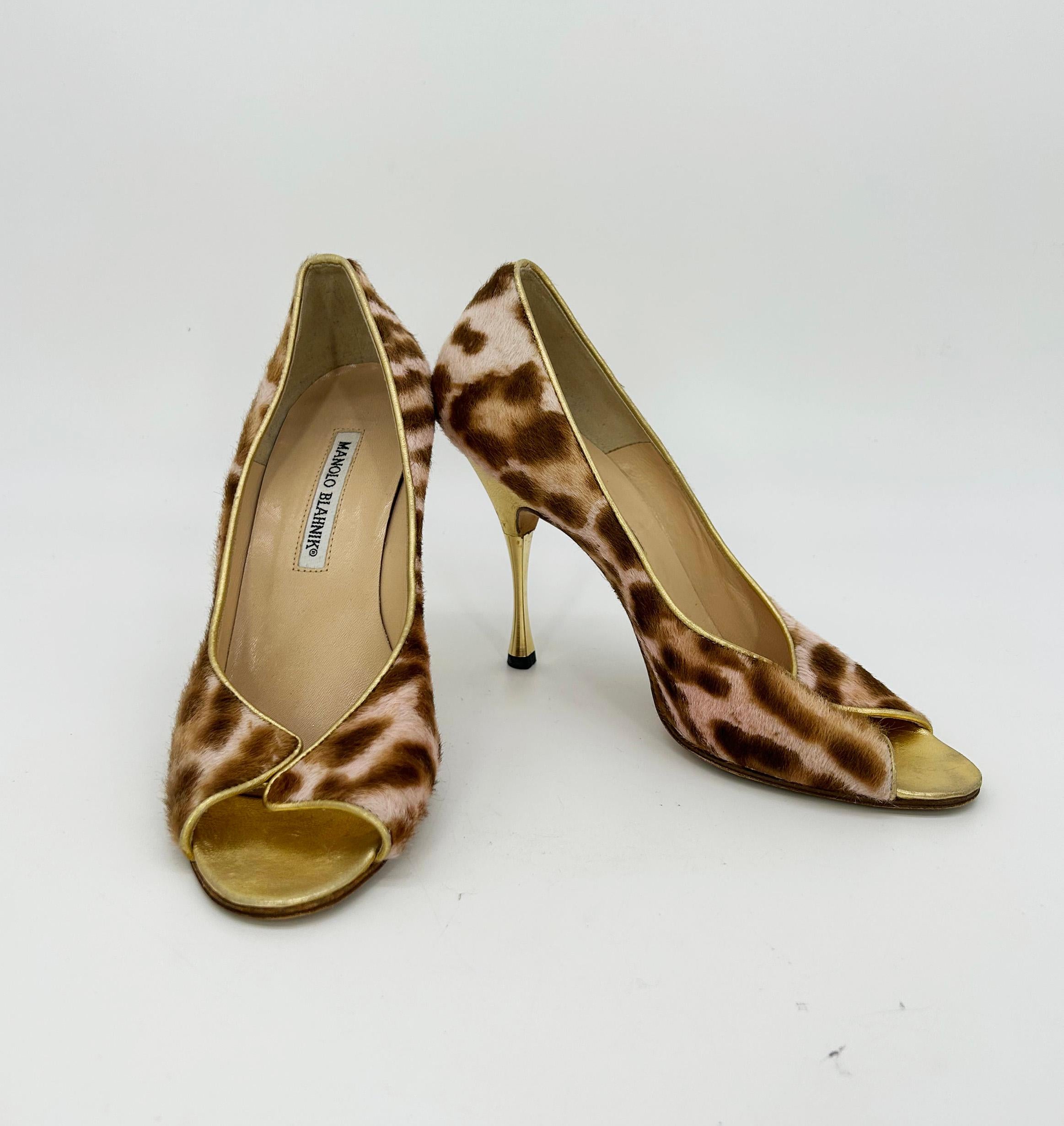 Bombas Manolo Blahnik Peep Toe de piel dorada con estampado de leopardo y pelo de poni rosa en muy buen estado. Fabuloso pelo de poni rosa con un increíble estampado de leopardo marrón ribeteado con cuero dorado. Adorable diseño peep toe con el