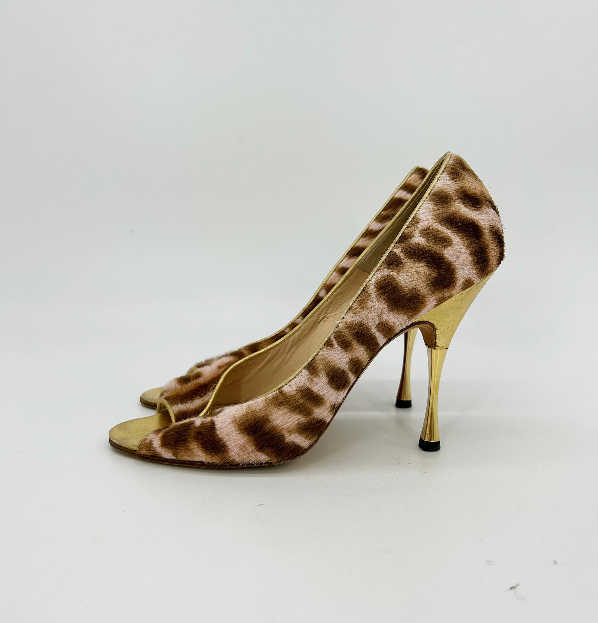 Manolo Blahnik Bombas Peep Toe de piel dorada con pelo de poni rosa y estampado de leopardo en Bueno estado para la venta en Philadelphia, PA