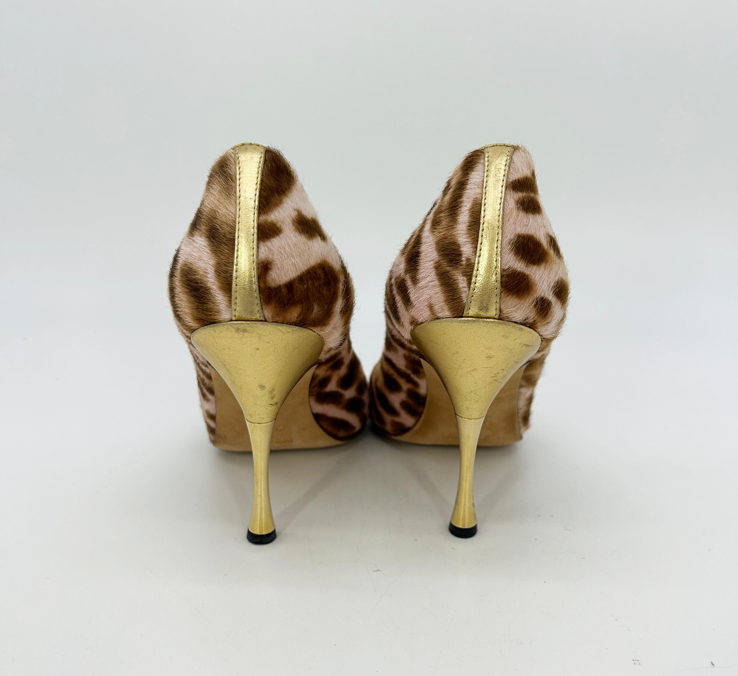 De las mujeres Manolo Blahnik Bombas Peep Toe de piel dorada con pelo de poni rosa y estampado de leopardo en venta