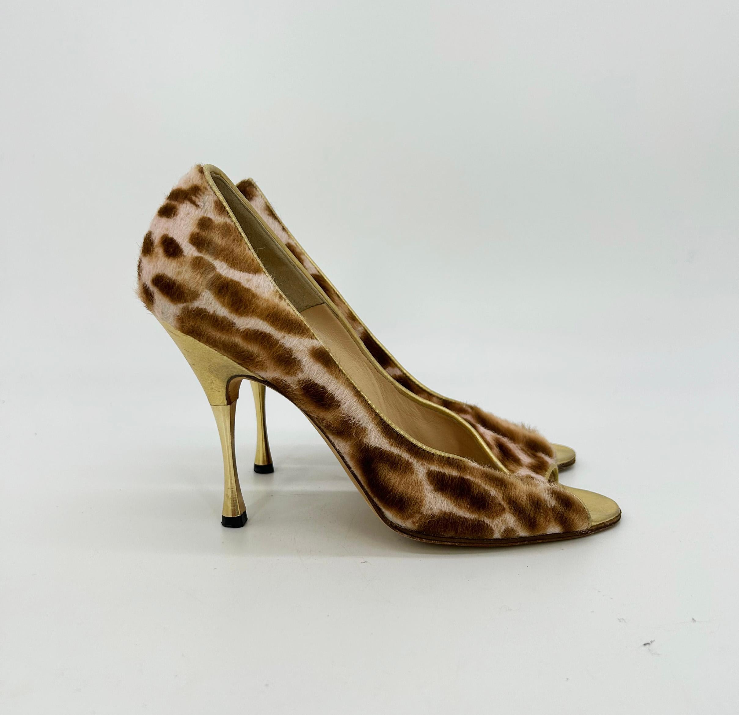 Manolo Blahnik Bombas Peep Toe de piel dorada con pelo de poni rosa y estampado de leopardo en venta 1