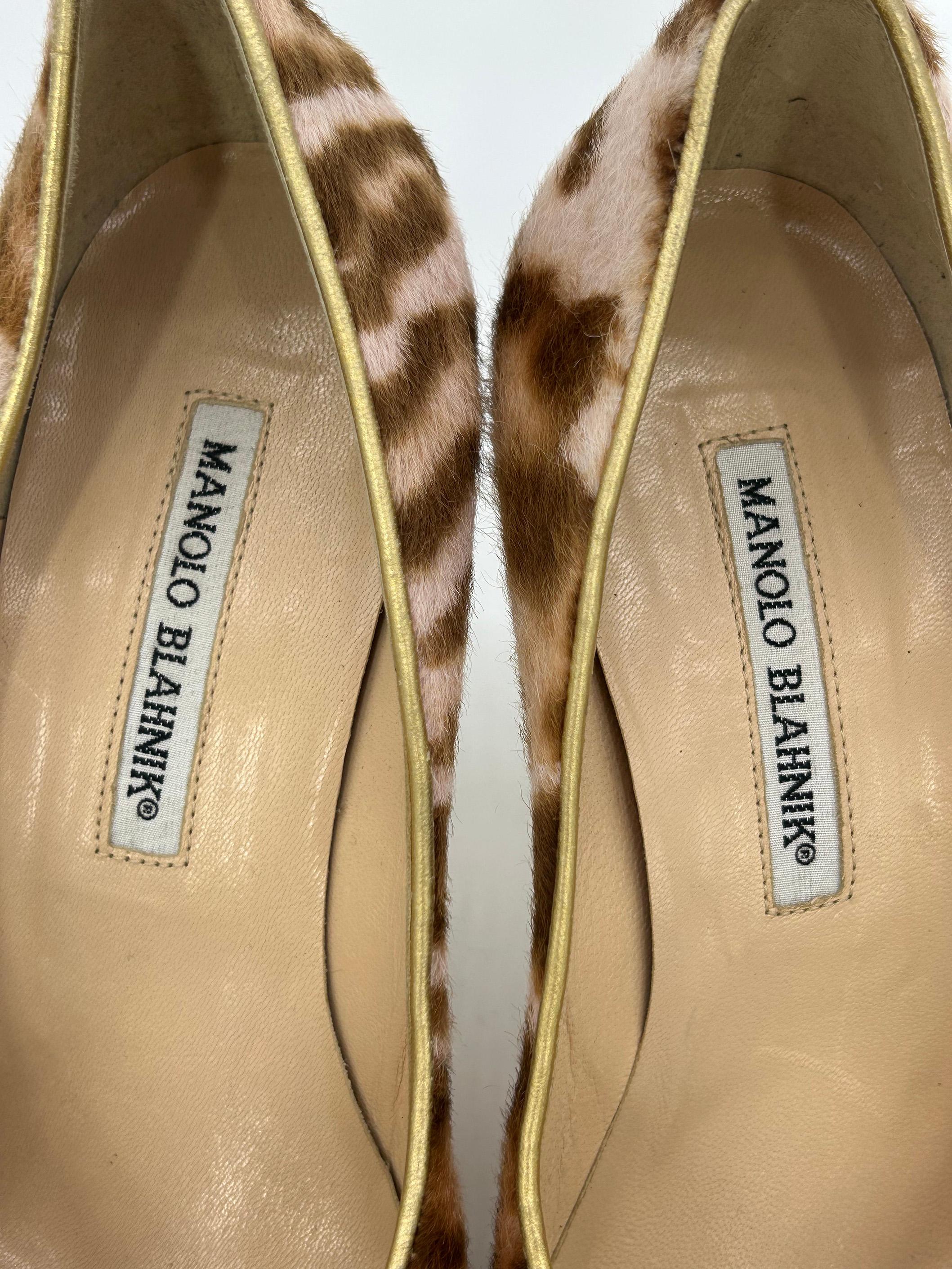 Manolo Blahnik Bombas Peep Toe de piel dorada con pelo de poni rosa y estampado de leopardo en venta 2