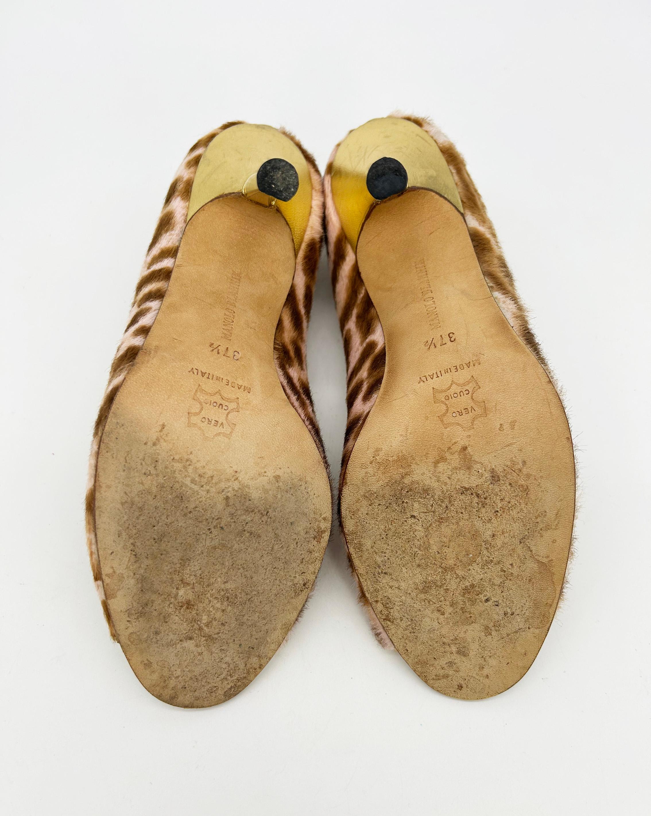 Manolo Blahnik Bombas Peep Toe de piel dorada con pelo de poni rosa y estampado de leopardo en venta 3